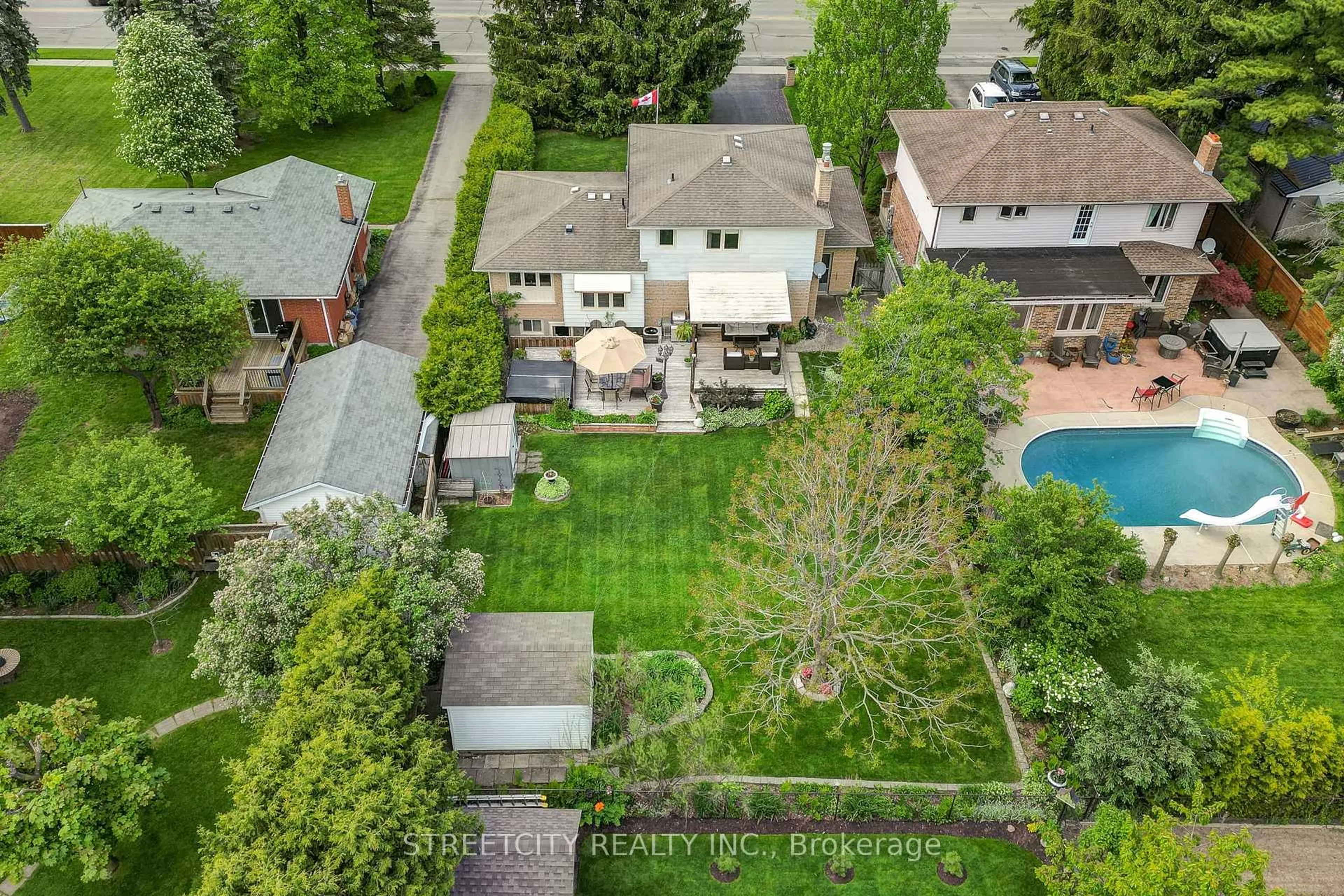 A pic from outside/outdoor area/front of a property/back of a property/a pic from drone, street for 531 Elm St, St. Thomas Ontario N5R 1K6