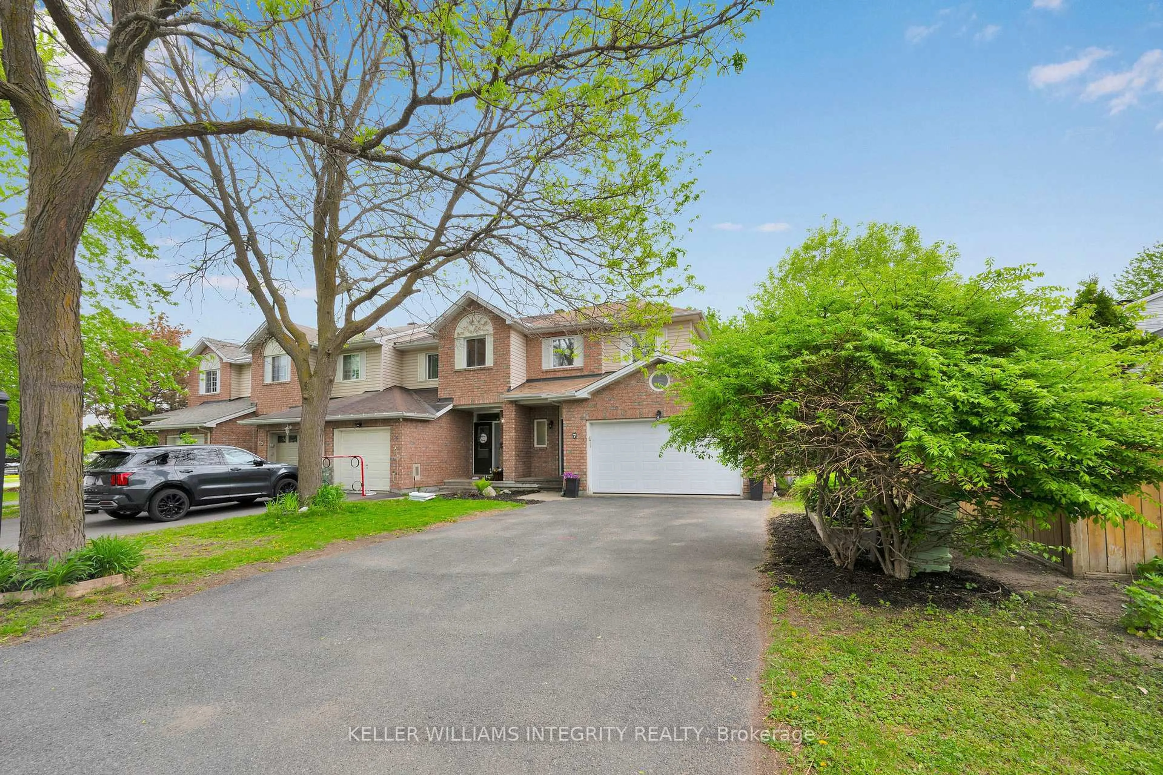 A pic from outside/outdoor area/front of a property/back of a property/a pic from drone, street for 7 Sunnybrooke Dr, Ottawa Ontario K2M 2P3