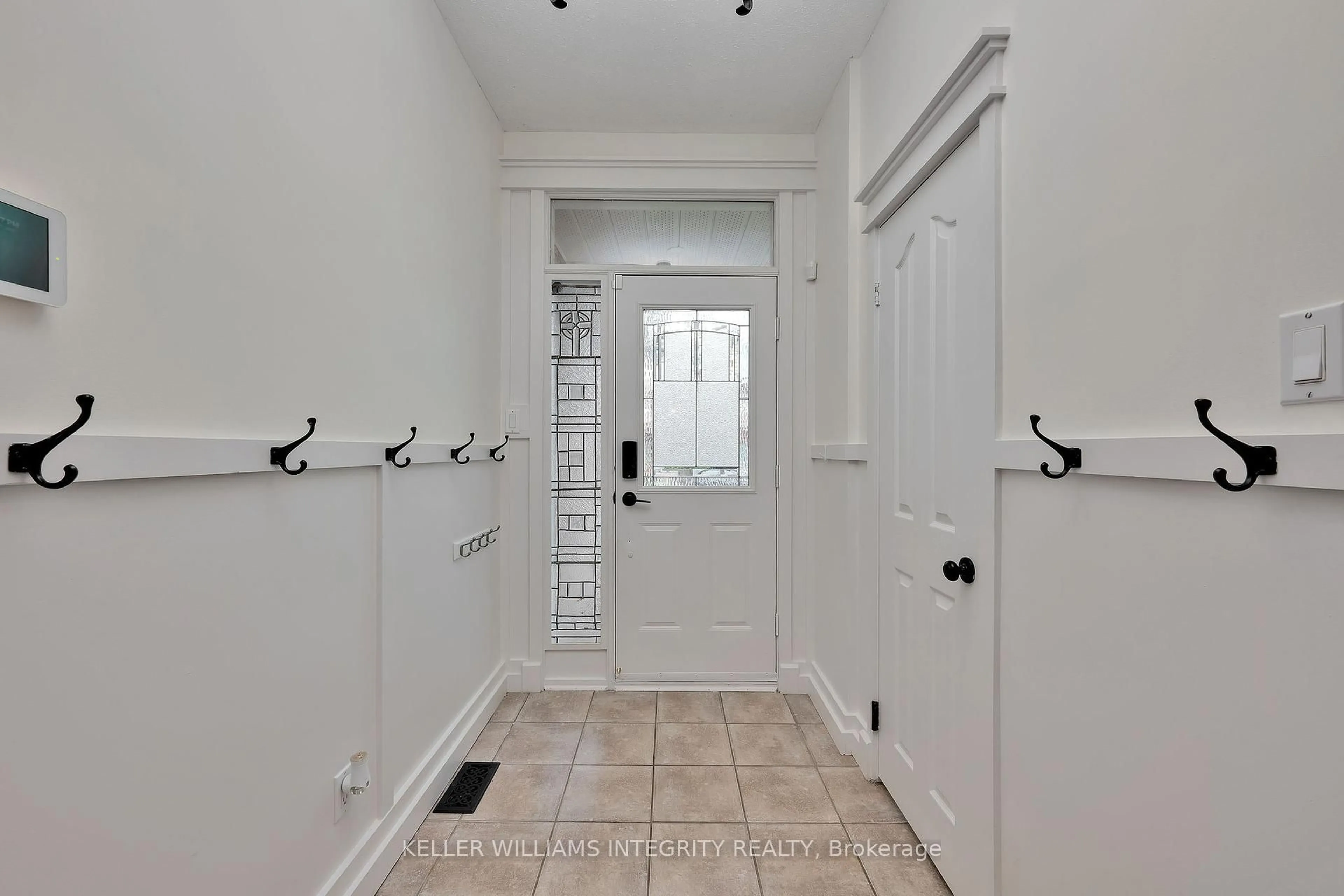 Indoor entryway for 7 Sunnybrooke Dr, Ottawa Ontario K2M 2P3