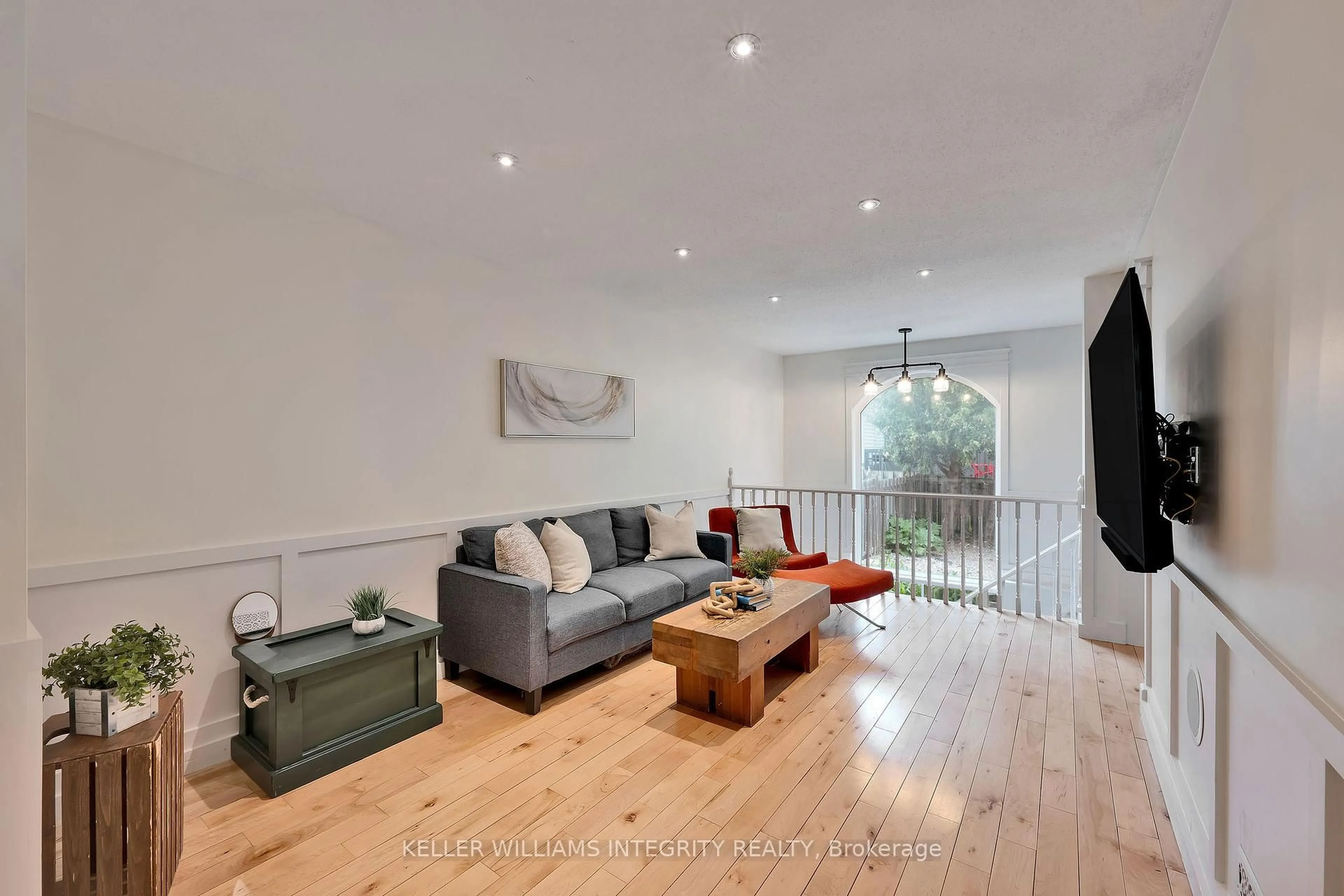 Living room with furniture, wood/laminate floor for 7 Sunnybrooke Dr, Ottawa Ontario K2M 2P3