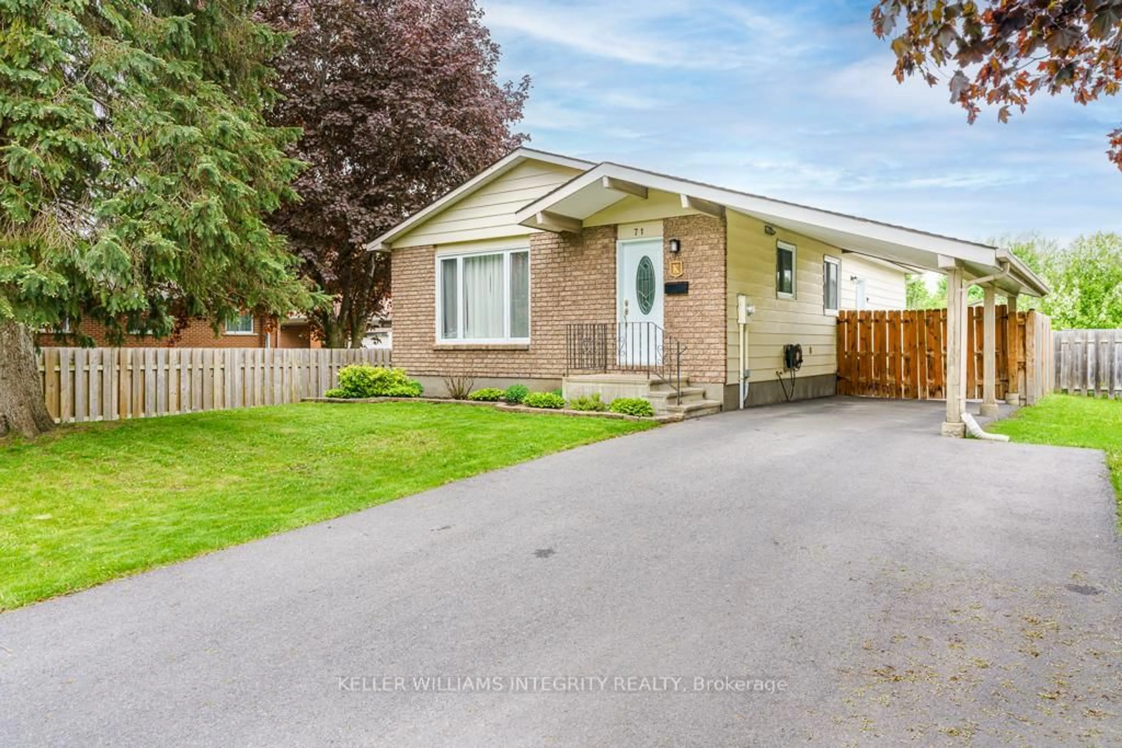Home with vinyl exterior material, street for 71 Edgevale Crt, Cornwall Ontario K6J 5P1