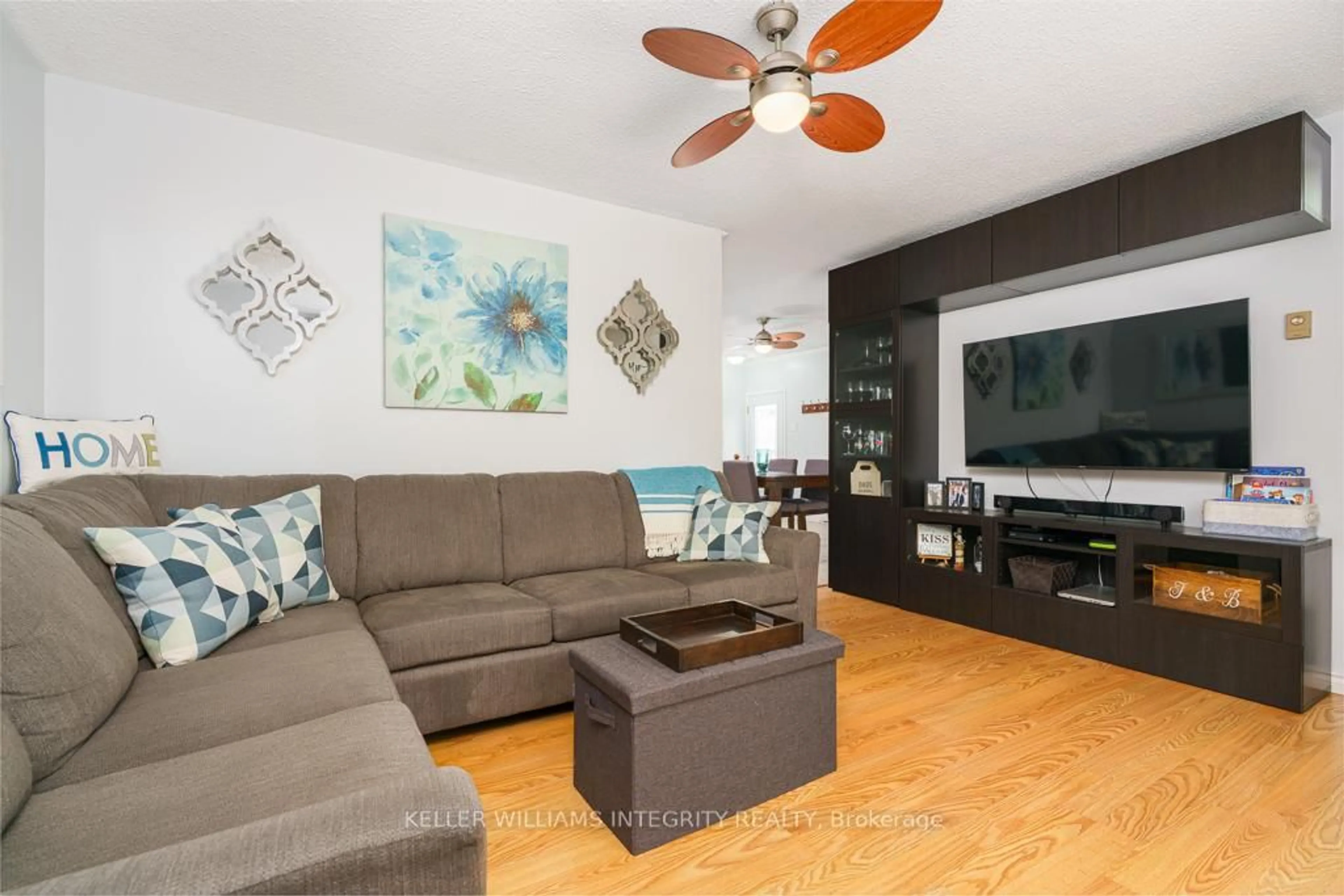 Living room with furniture, wood/laminate floor for 71 Edgevale Crt, Cornwall Ontario K6J 5P1