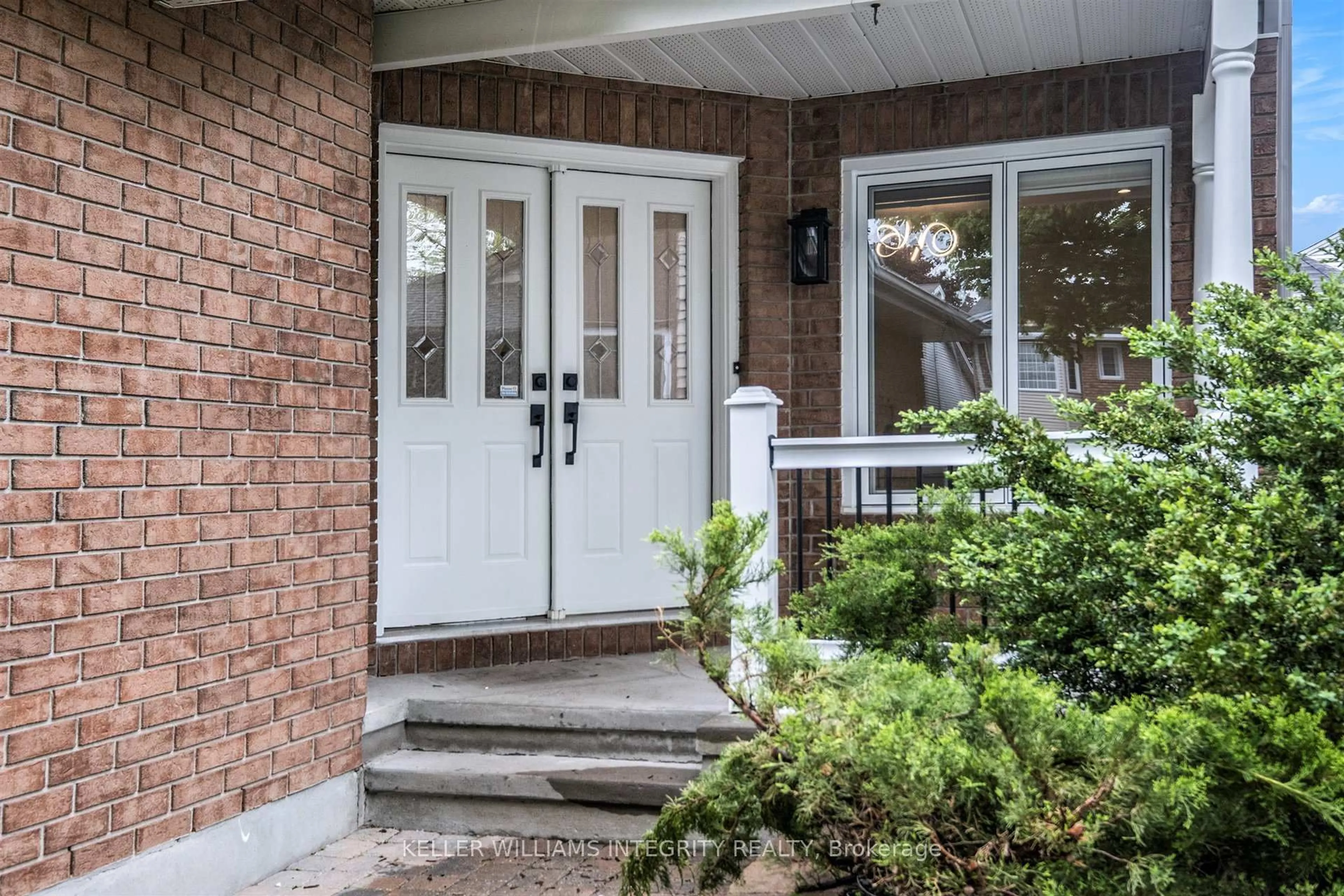 Indoor entryway for 15 Saddlehorn Cres, Kanata Ontario K2M 1W9
