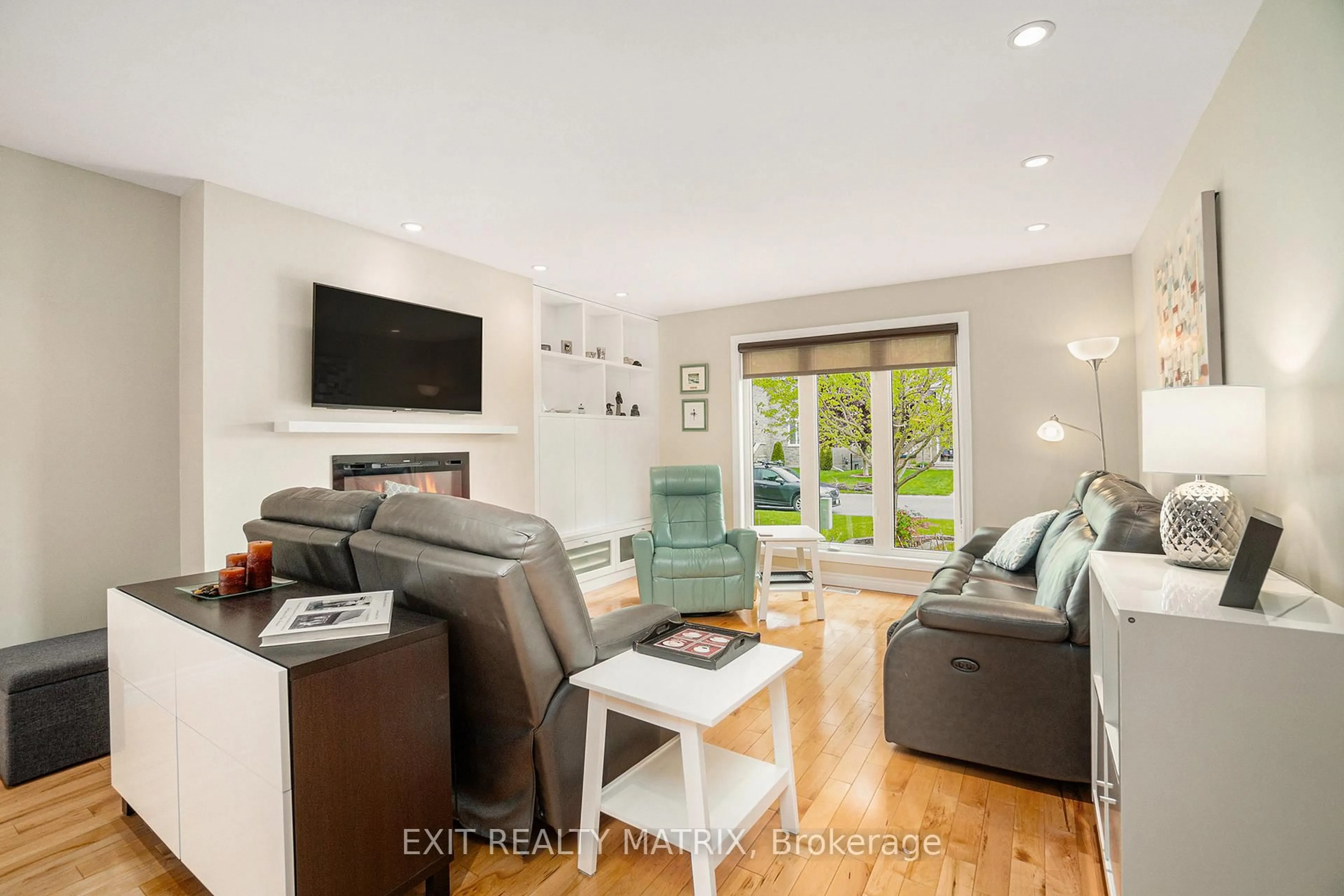 Living room with furniture, wood/laminate floor for 209 Jasper Cres, Clarence-Rockland Ontario K4K 0A3