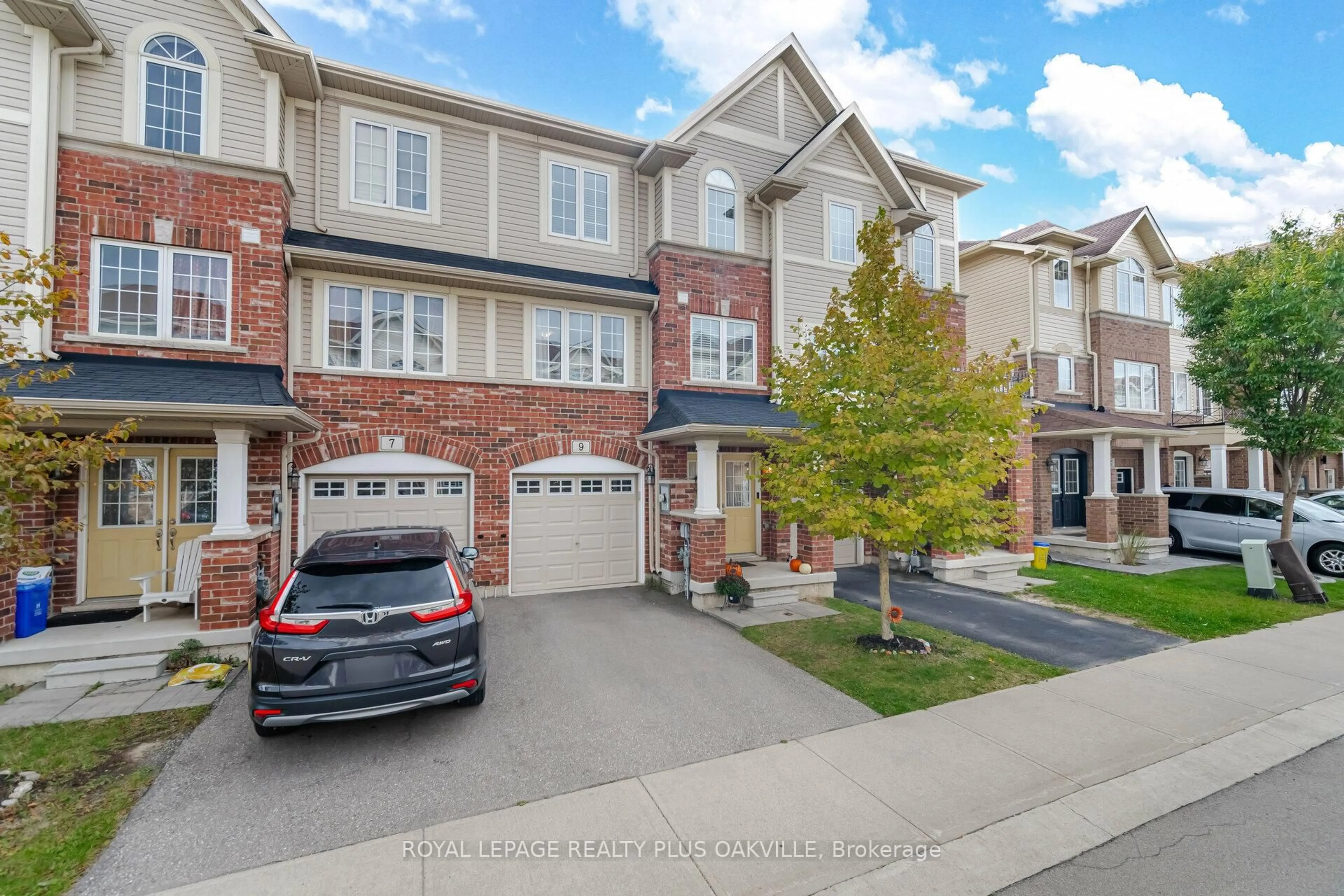 A pic from outside/outdoor area/front of a property/back of a property/a pic from drone, street for 9 Dorchester Terr, Hamilton Ontario L8G 2S1