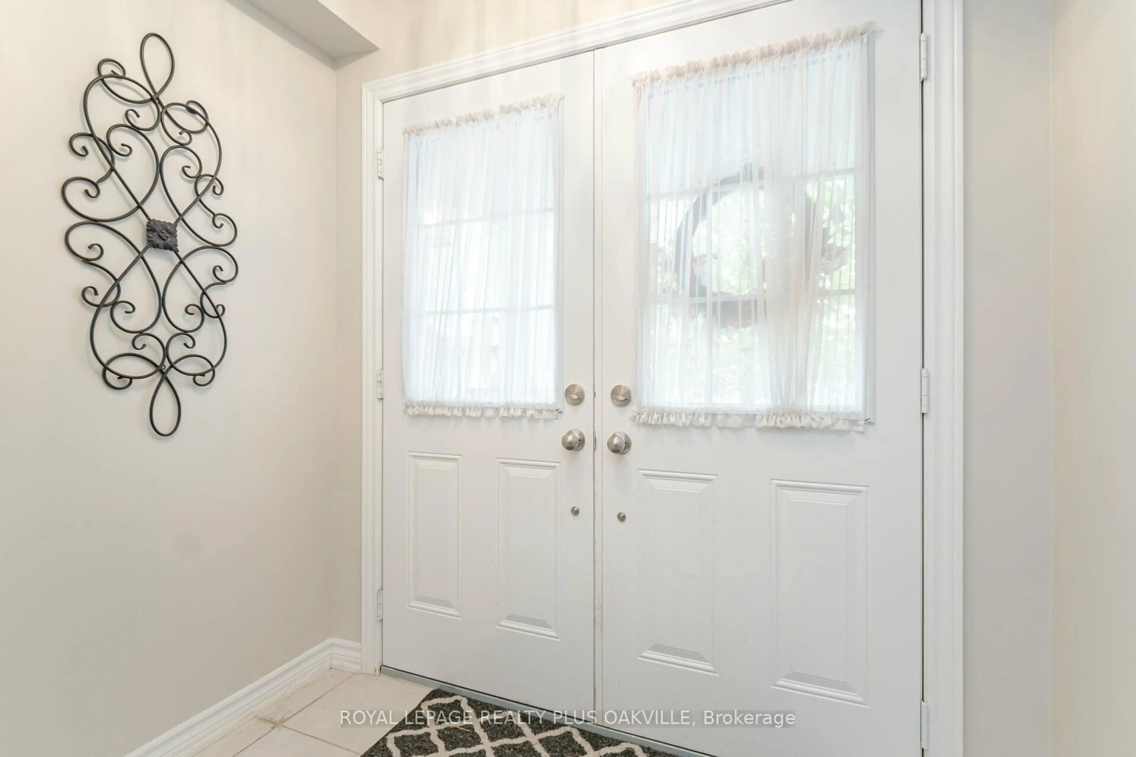 Indoor entryway for 9 Dorchester Terr, Hamilton Ontario L8G 2S1