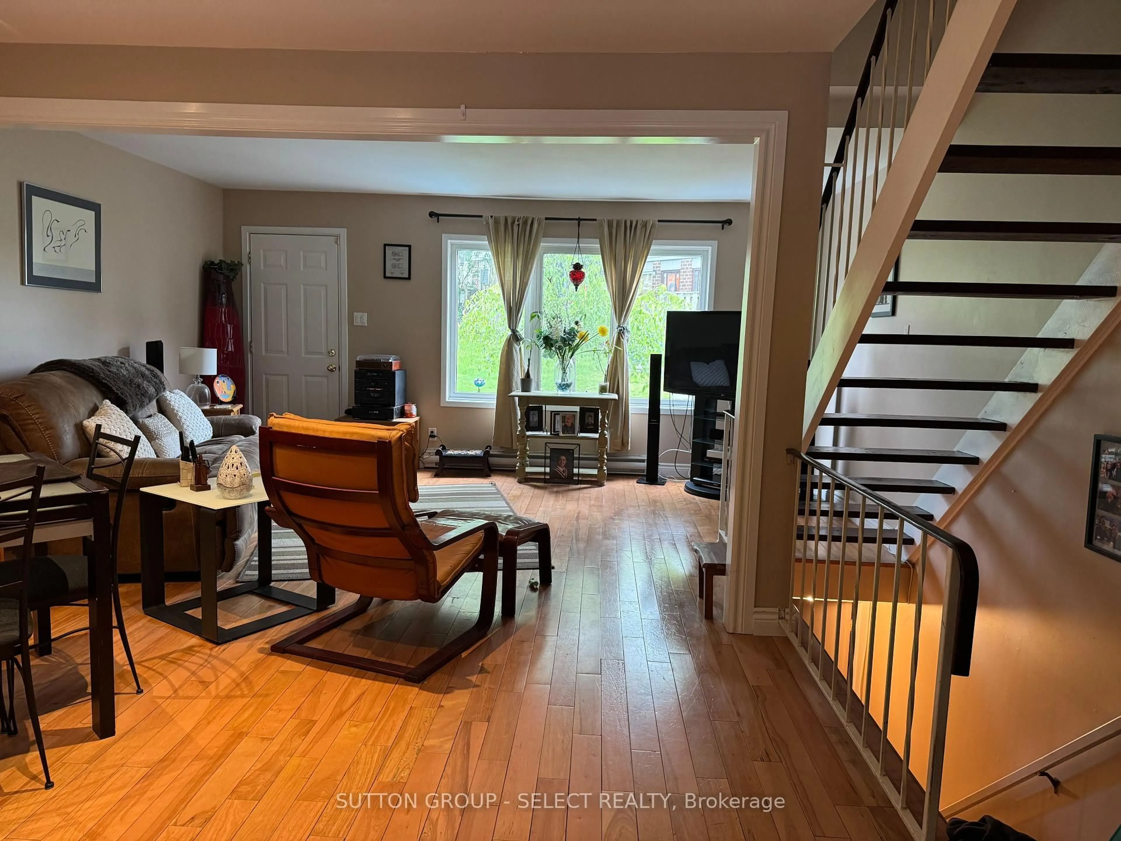 Living room with furniture, unknown for 639 GRIFFITH St, London South Ontario N6K 2S5