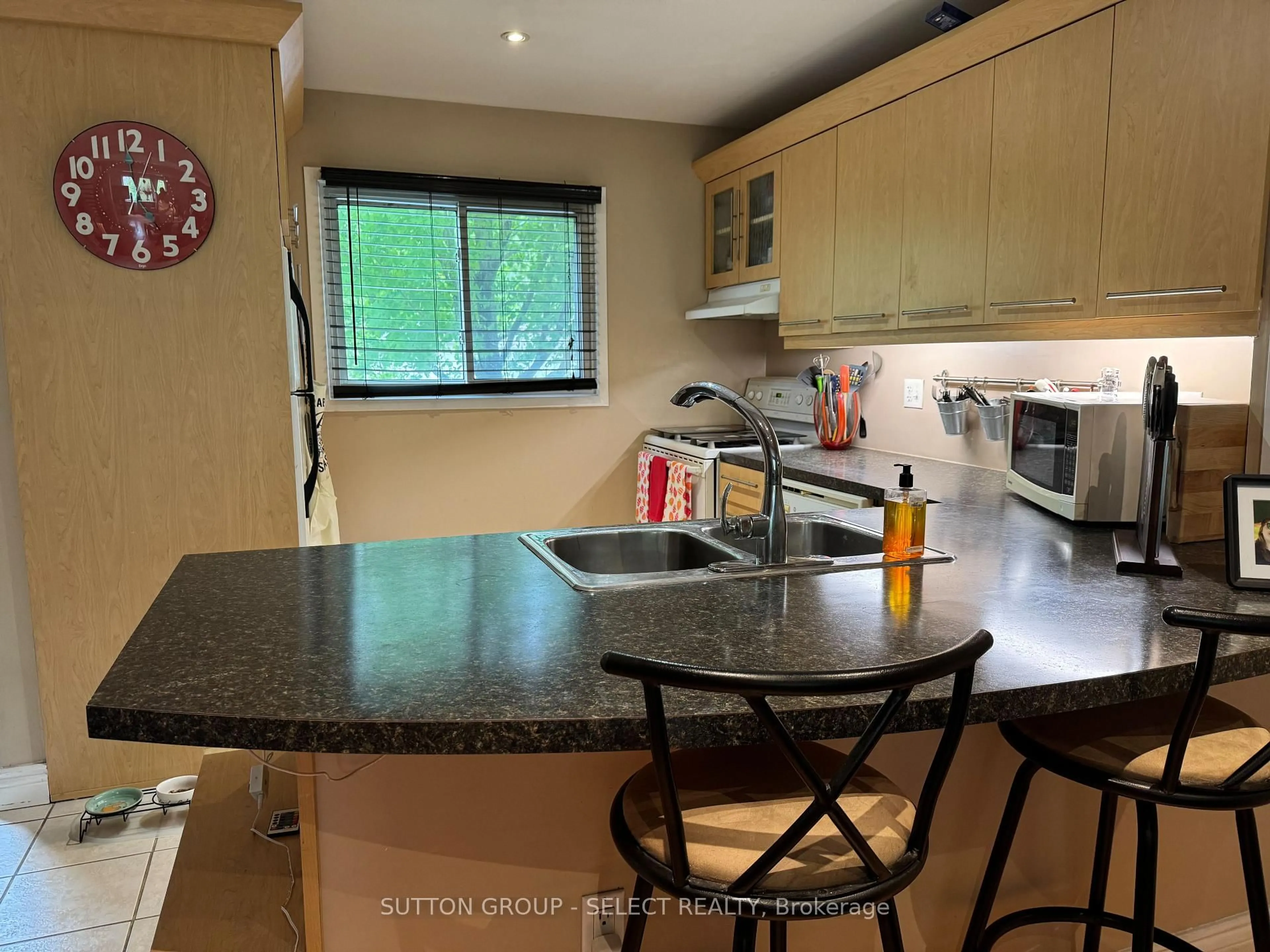 Standard kitchen, wood/laminate floor for 639 GRIFFITH St, London South Ontario N6K 2S5