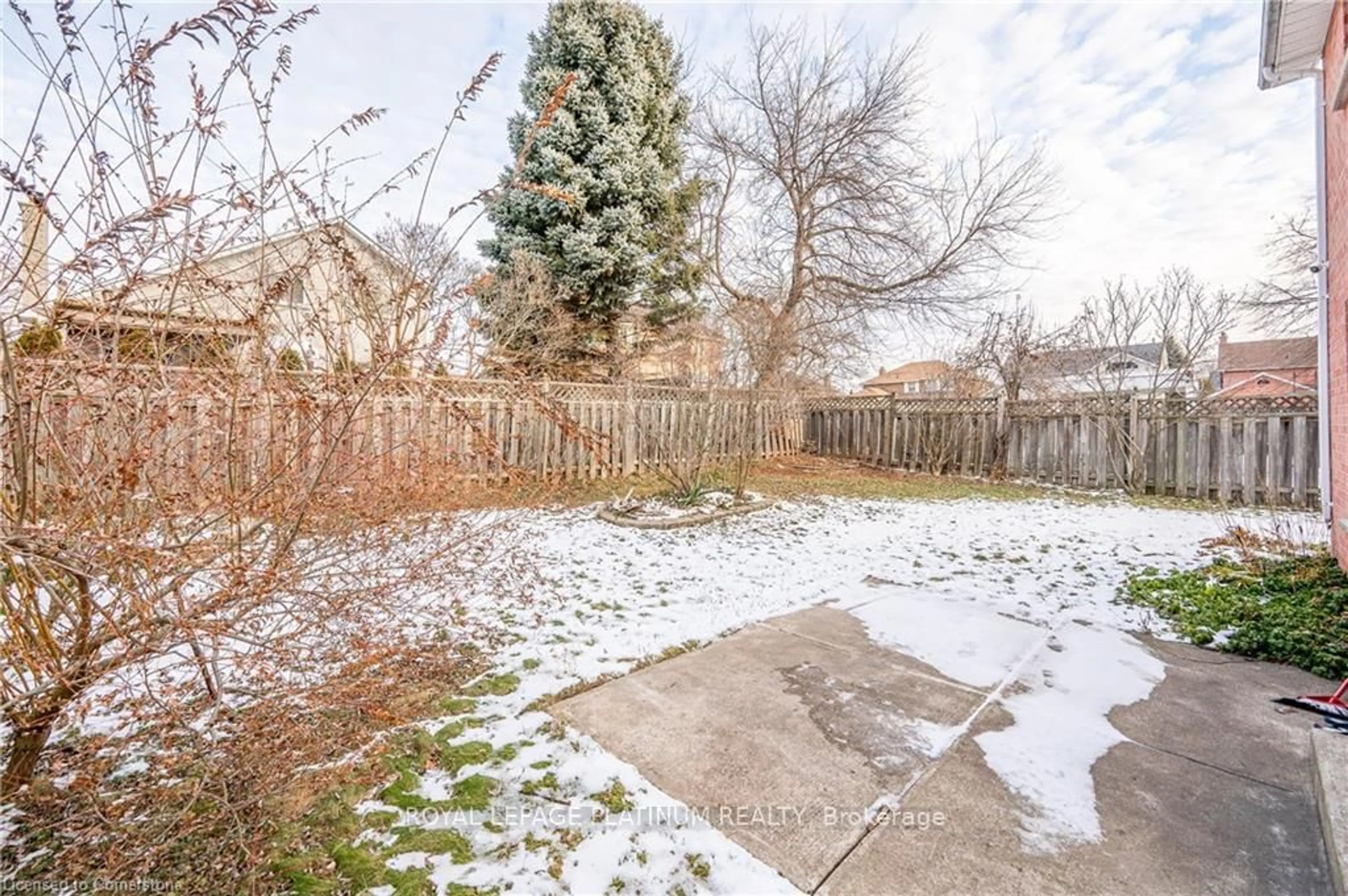 Patio, street for 7 Sinclair Crt, Cambridge Ontario N1T 1K2