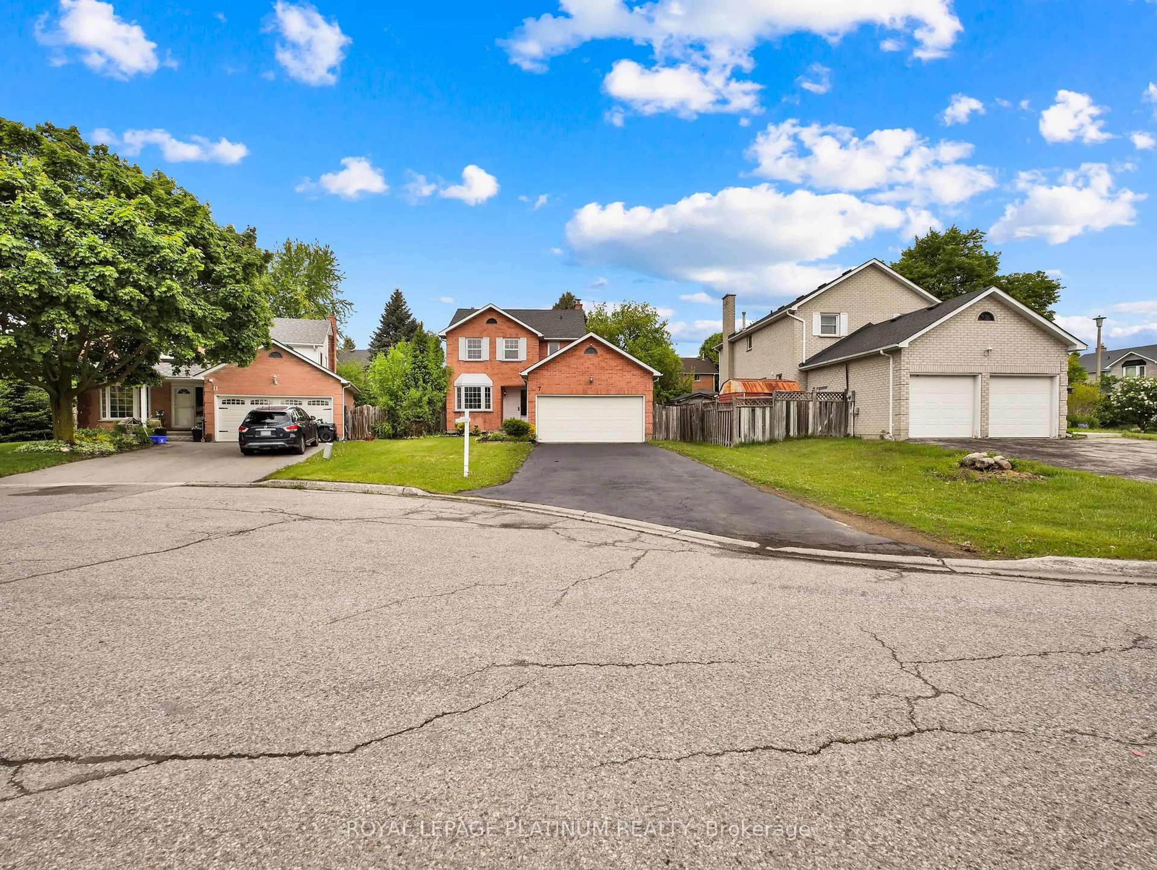 A pic from outside/outdoor area/front of a property/back of a property/a pic from drone, street for 7 Sinclair Crt, Cambridge Ontario N1T 1K2