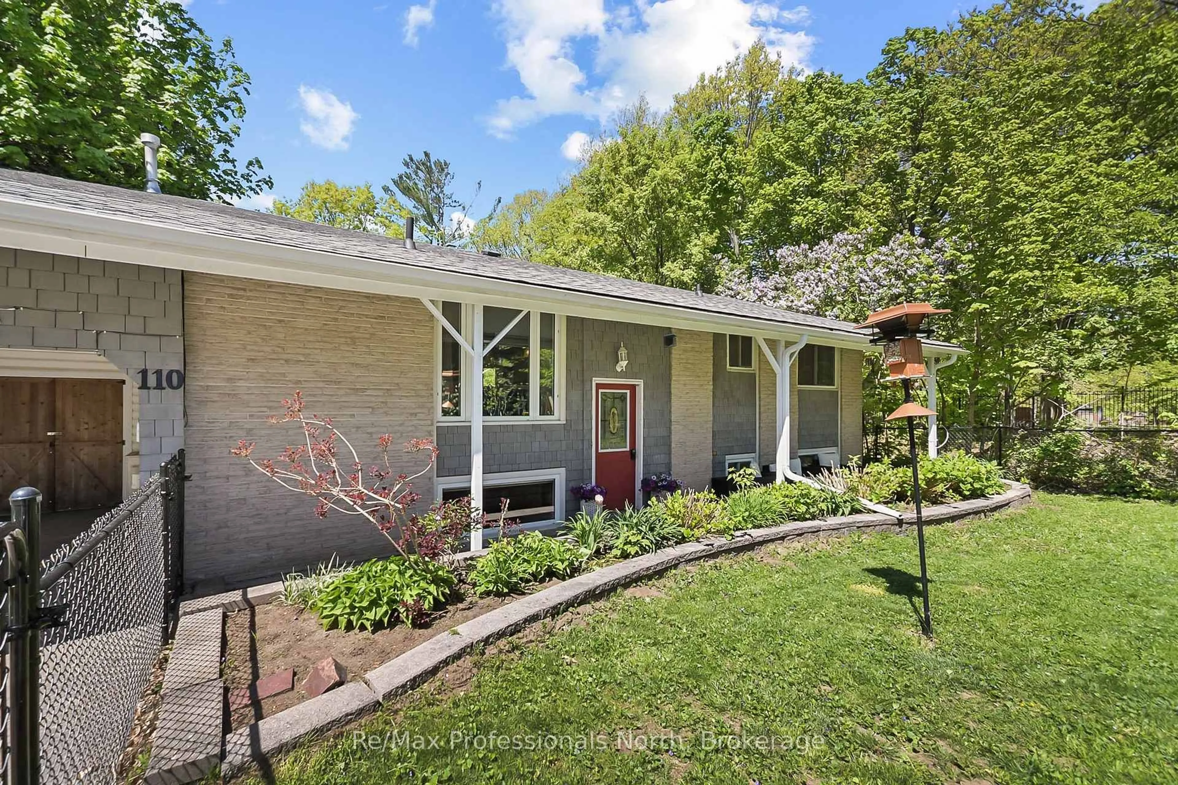 Home with brick exterior material, street for 110 FRASER St, Gravenhurst Ontario P1P 1C9