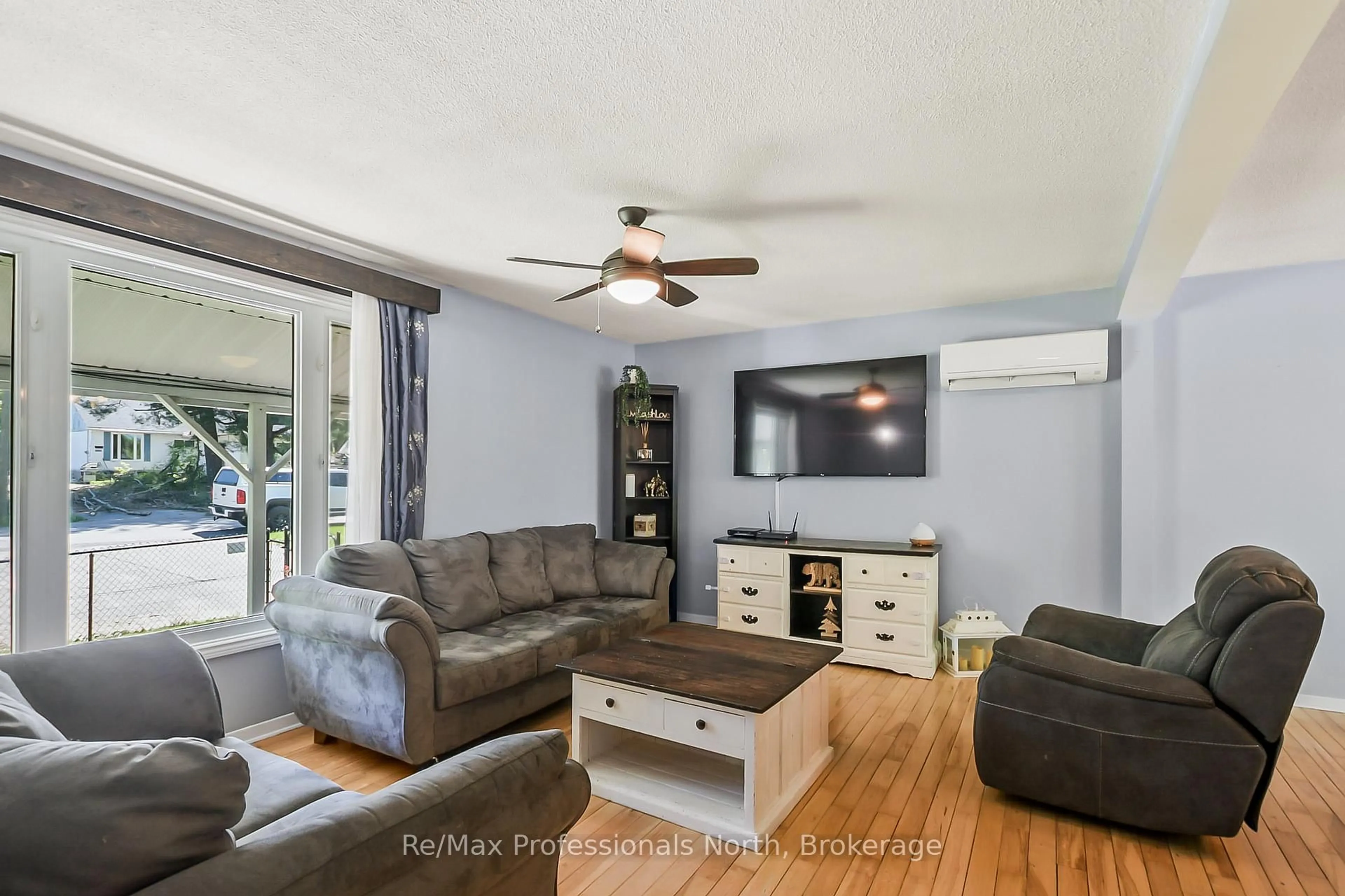 Living room with furniture, unknown for 110 FRASER St, Gravenhurst Ontario P1P 1C9