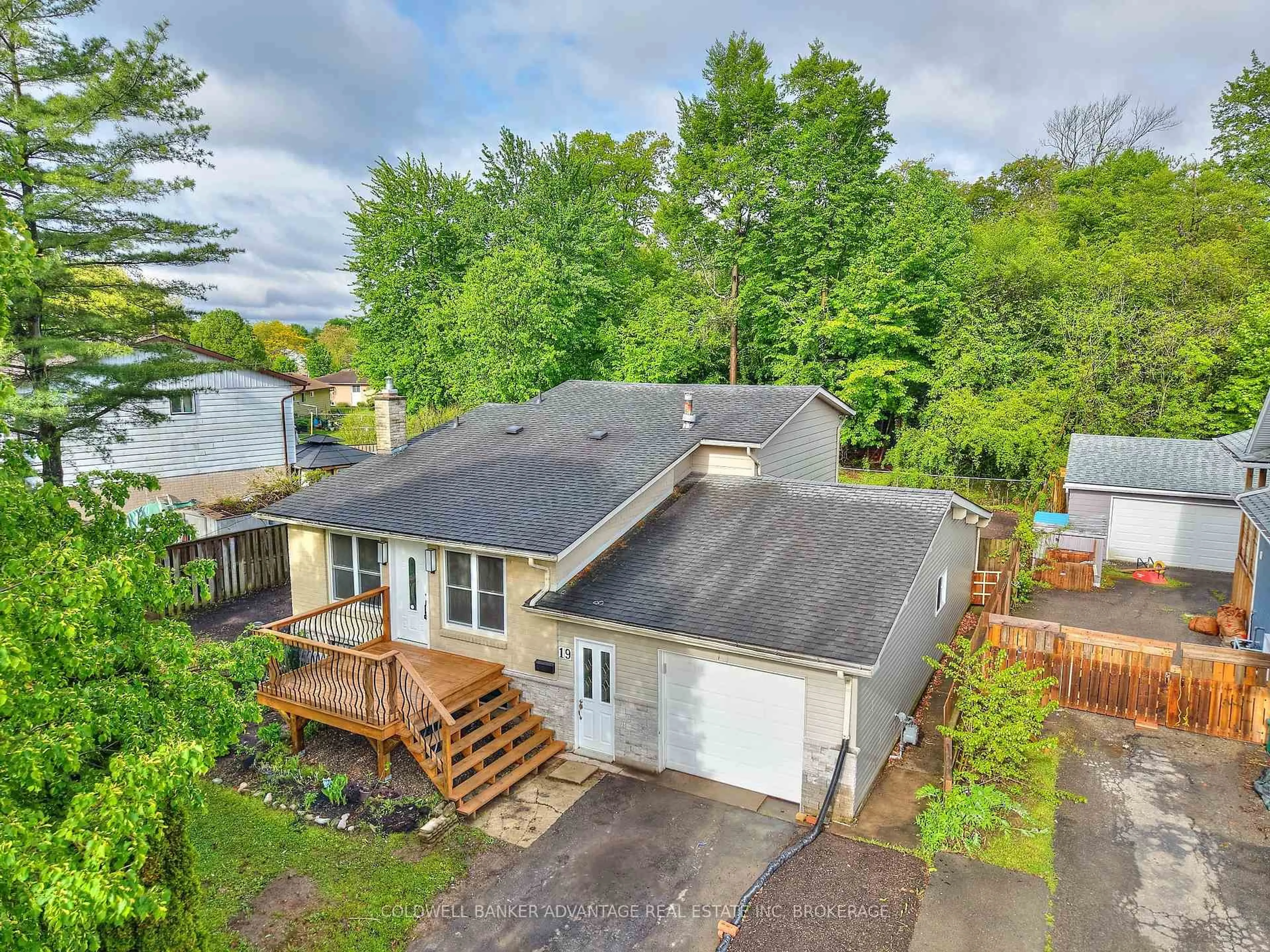 A pic from outside/outdoor area/front of a property/back of a property/a pic from drone, street for 19 LEASIDE Dr, Welland Ontario L3C 6B1