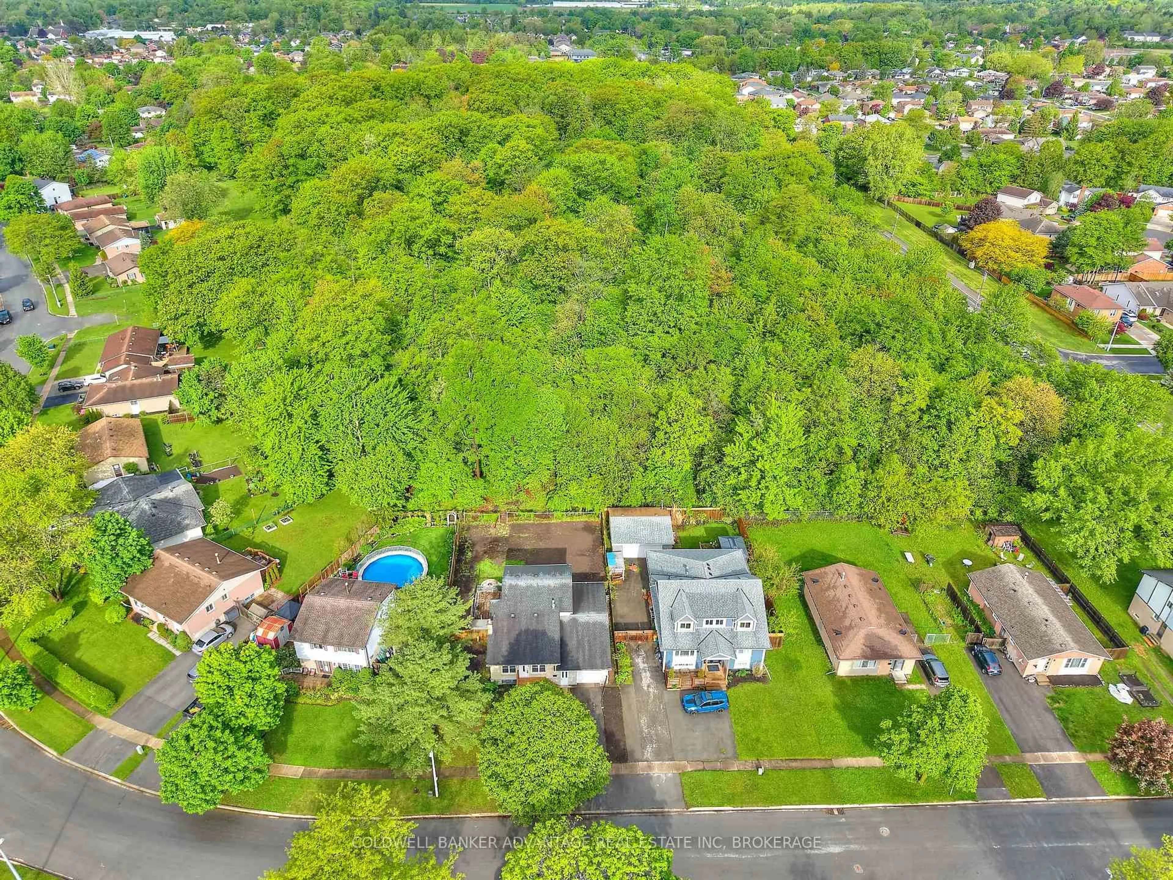 A pic from outside/outdoor area/front of a property/back of a property/a pic from drone, unknown for 19 LEASIDE Dr, Welland Ontario L3C 6B1