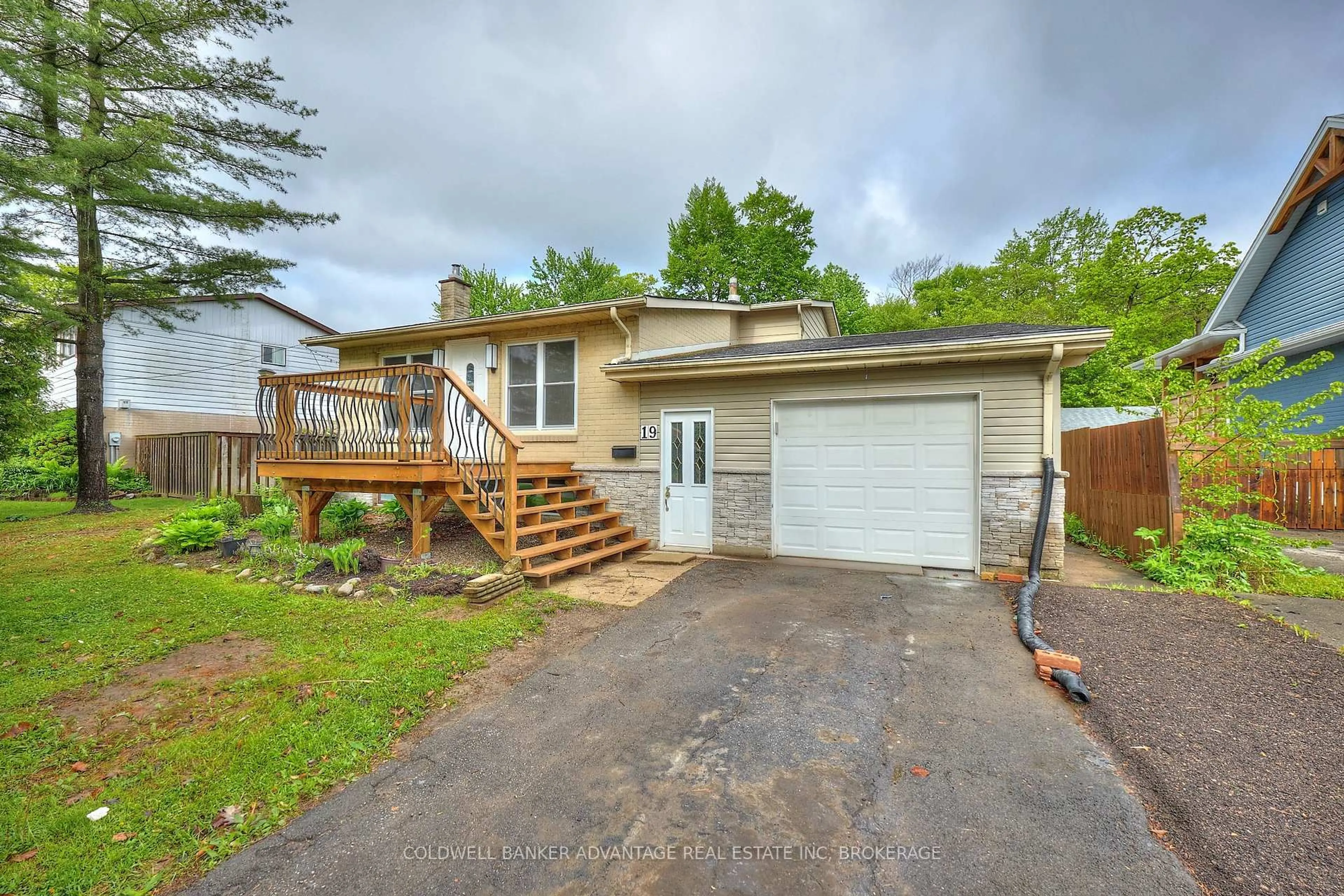 A pic from outside/outdoor area/front of a property/back of a property/a pic from drone, street for 19 LEASIDE Dr, Welland Ontario L3C 6B1