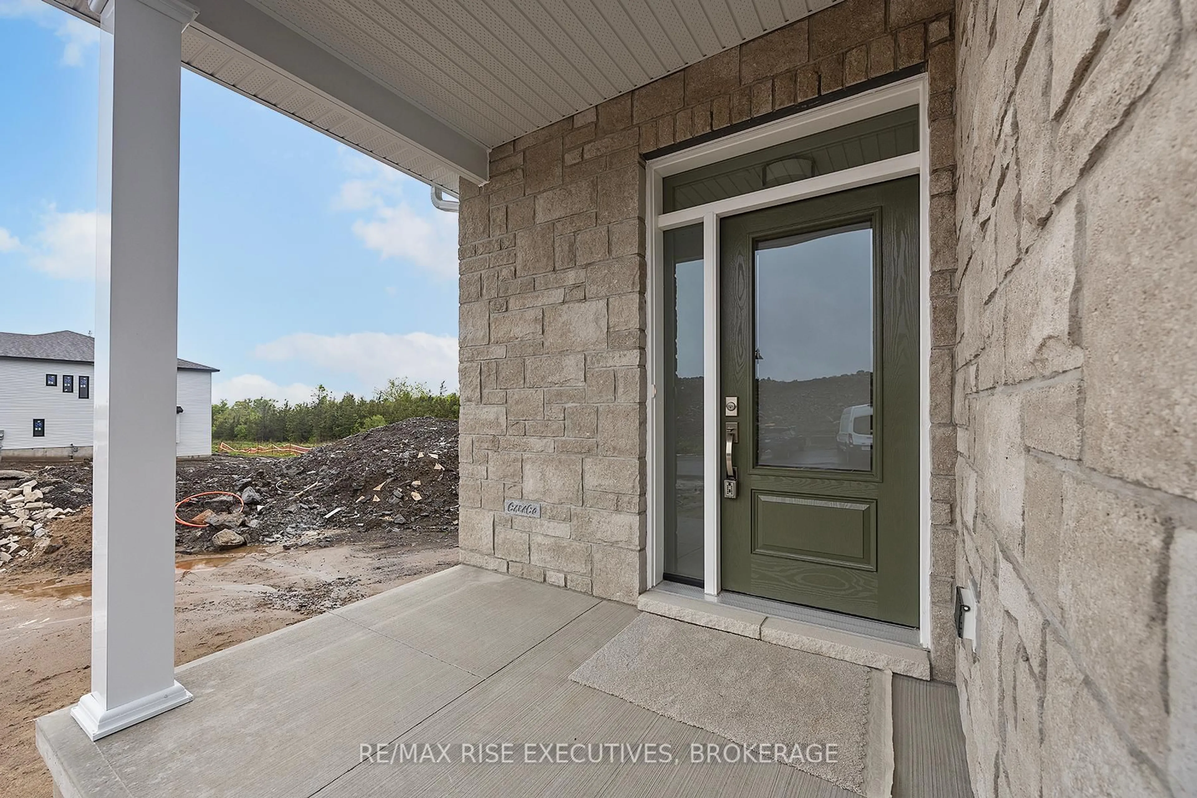 Indoor entryway for 418 Buckthorn Dr, Kingston Ontario K7P 0V6