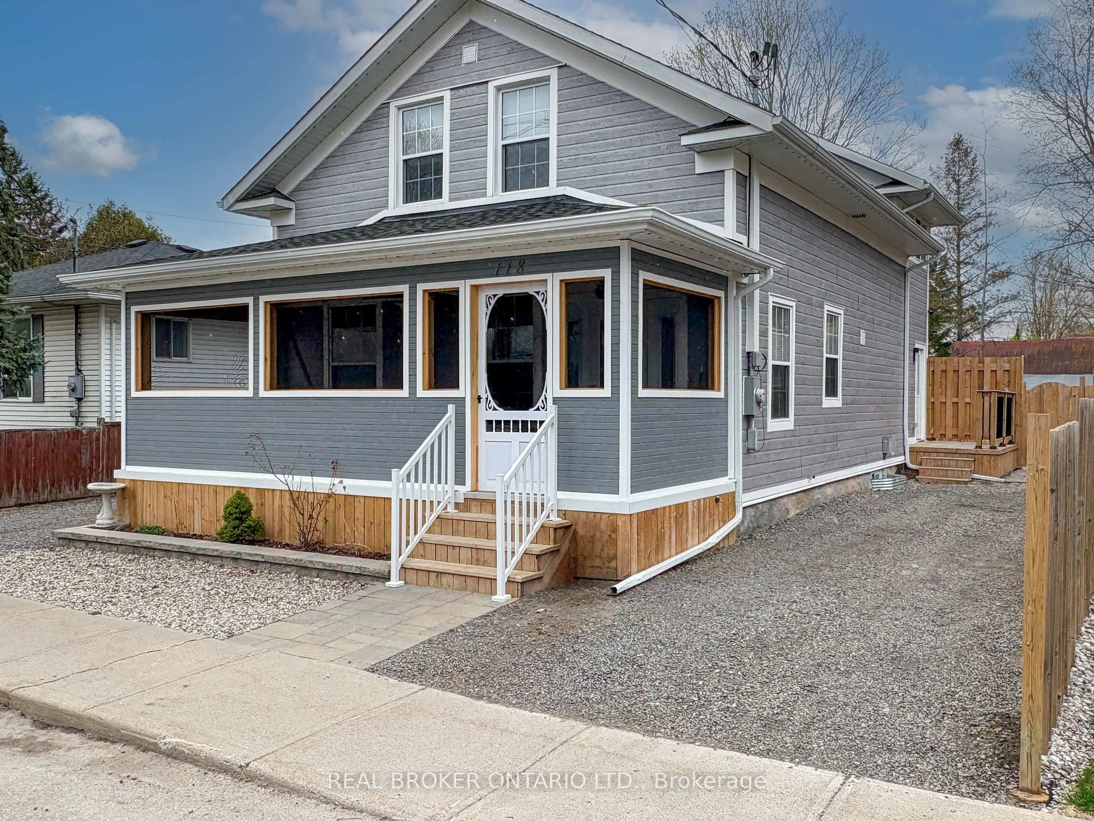 Home with vinyl exterior material, street for 118 Brock St, Merrickville-Wolford Ontario K0G 1N0