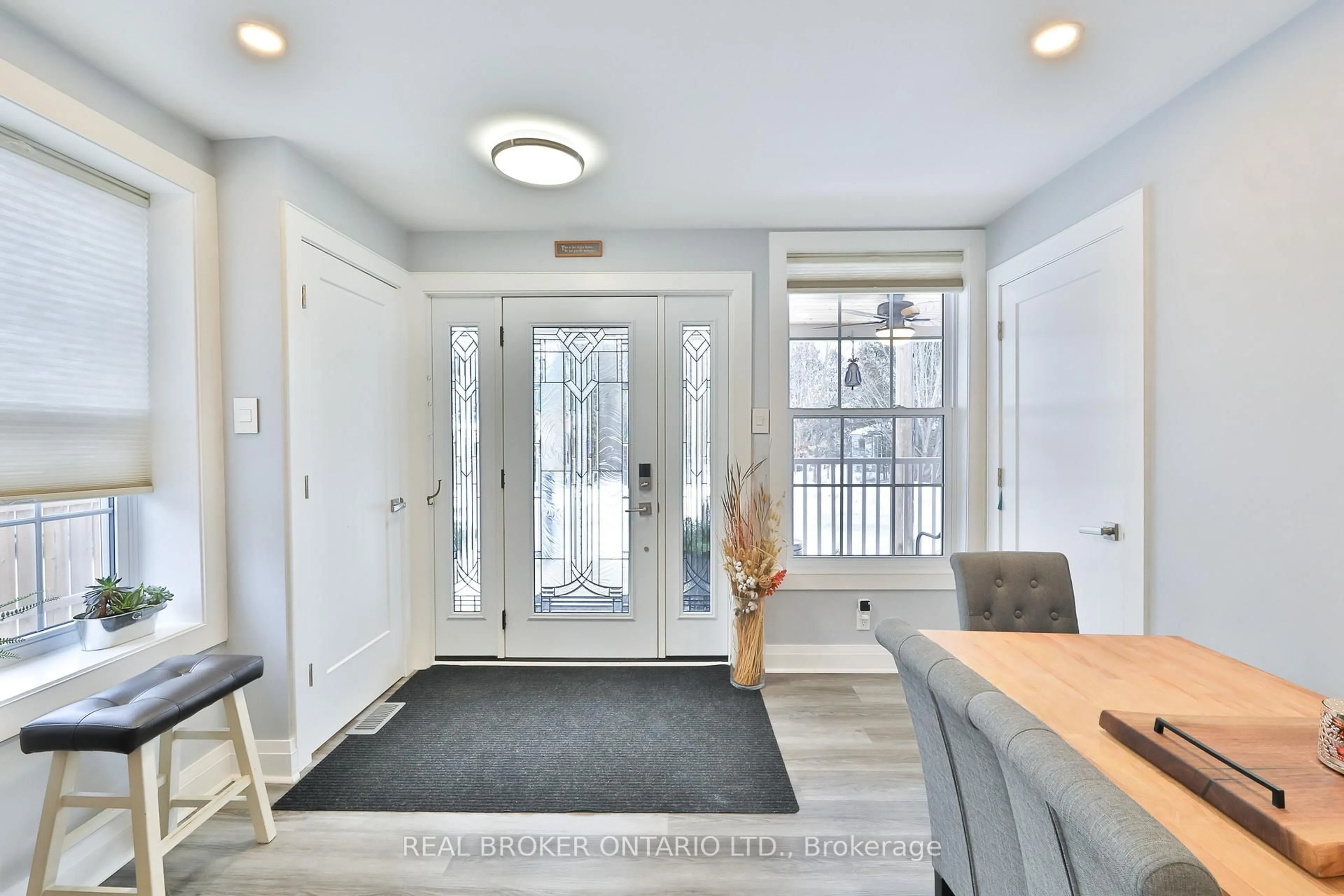 Indoor entryway for 118 Brock St, Merrickville-Wolford Ontario K0G 1N0