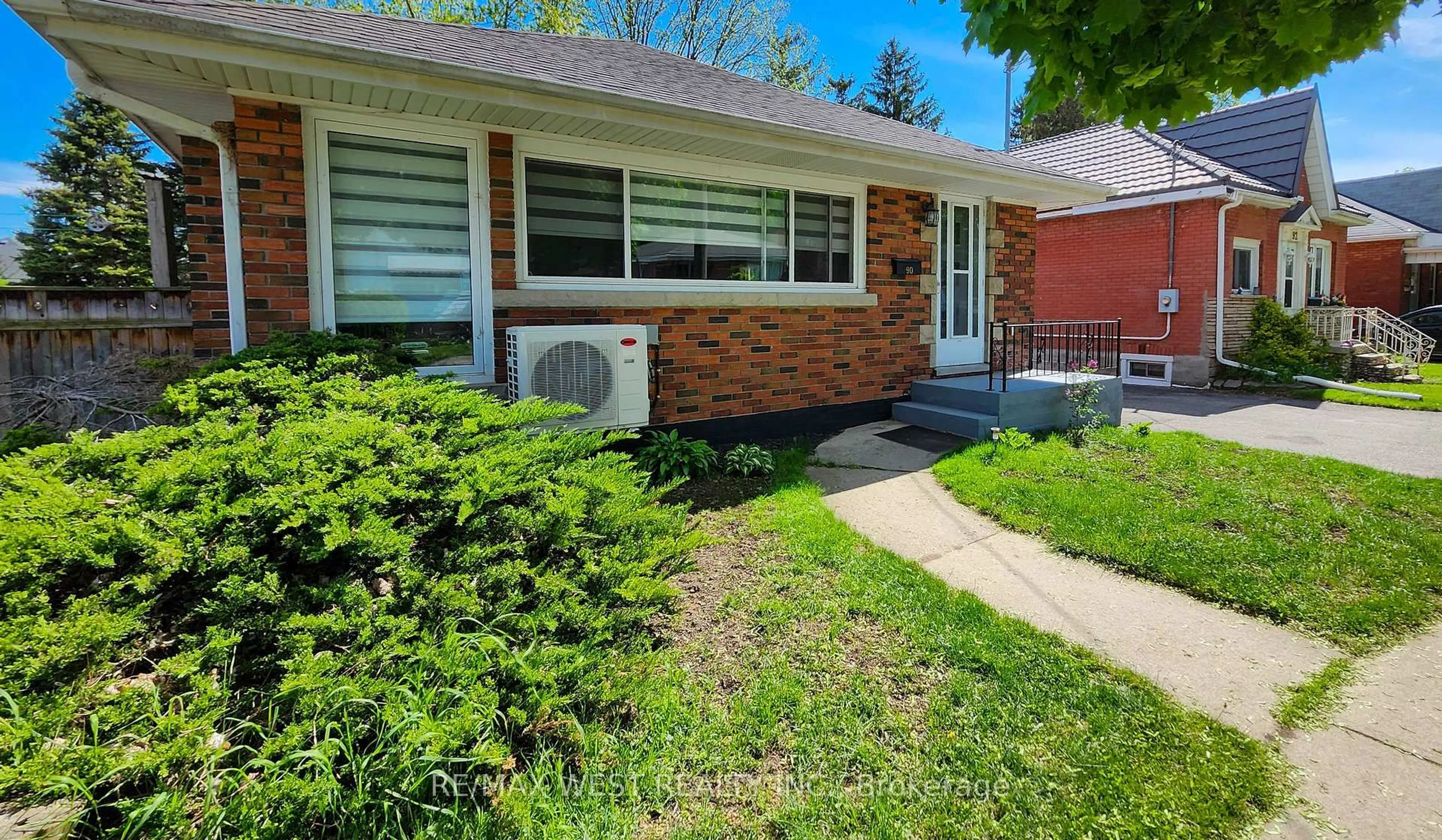 Home with vinyl exterior material, street for 90 Strathcona Ave, Brantford Ontario N3S 1T9