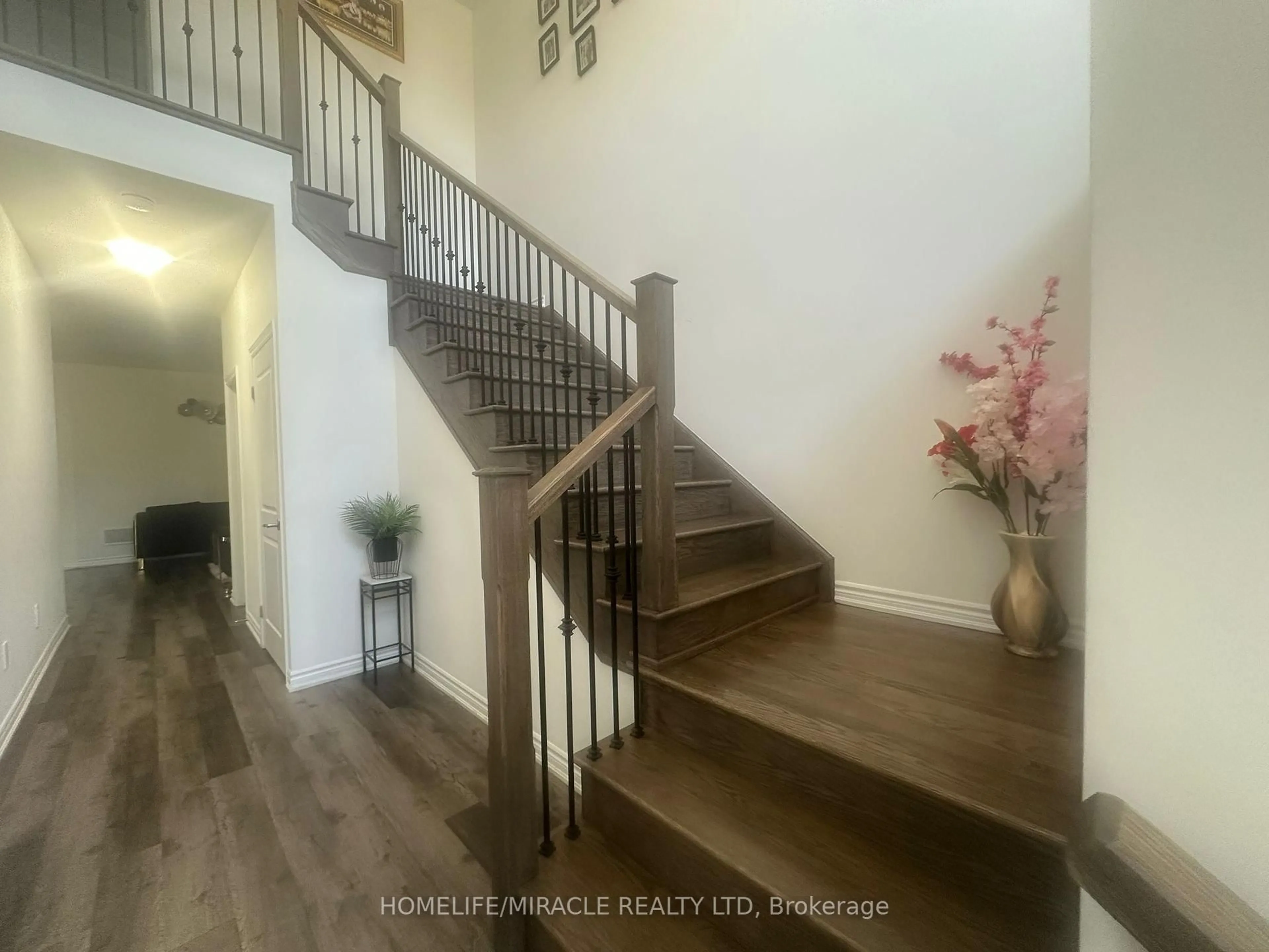 Indoor foyer for 75 Hitchman St, Brant Ontario N3L 0M1