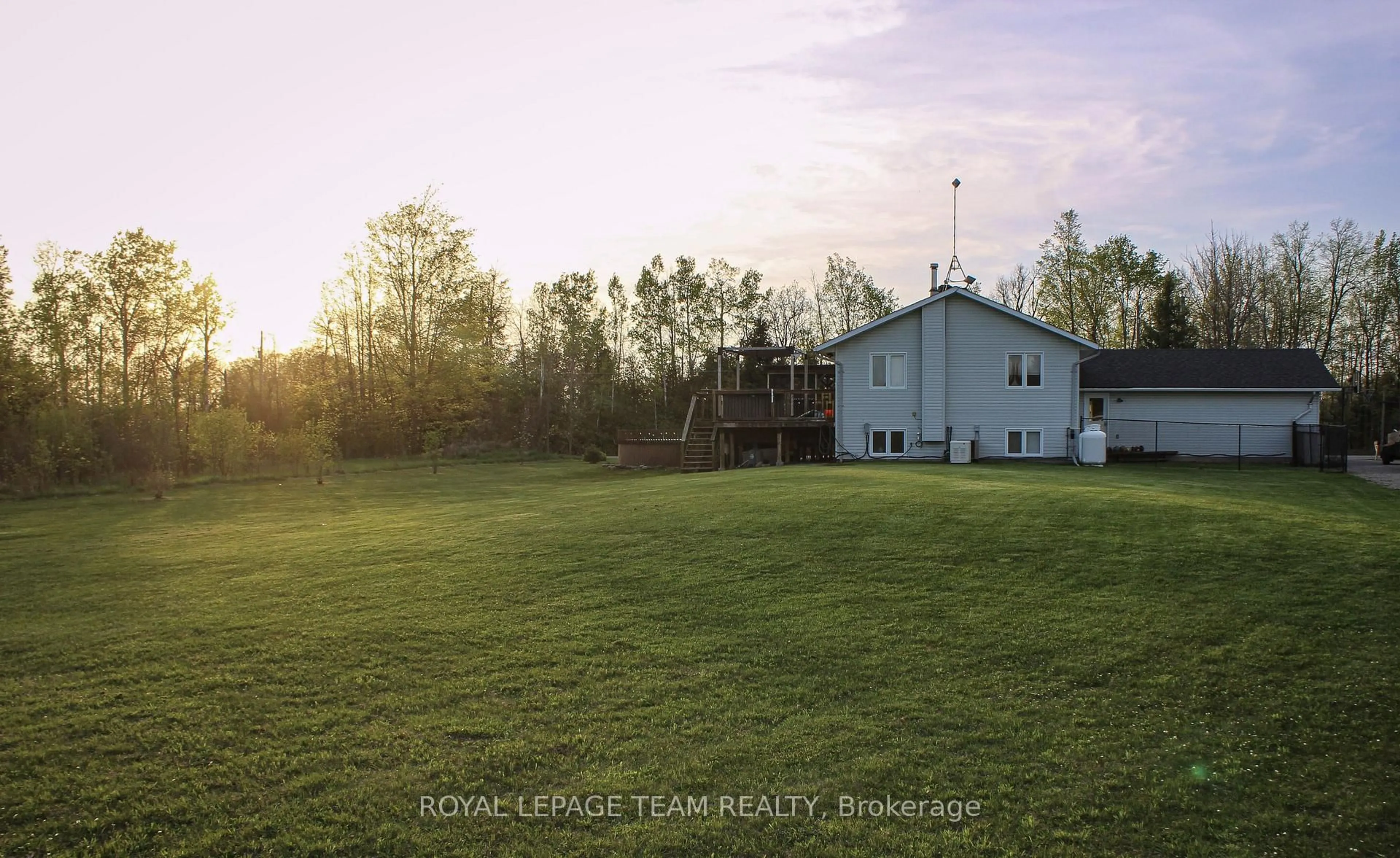 A pic from outside/outdoor area/front of a property/back of a property/a pic from drone, building for 955 Macpherson Rd, Smiths Falls Ontario K7A 4S4