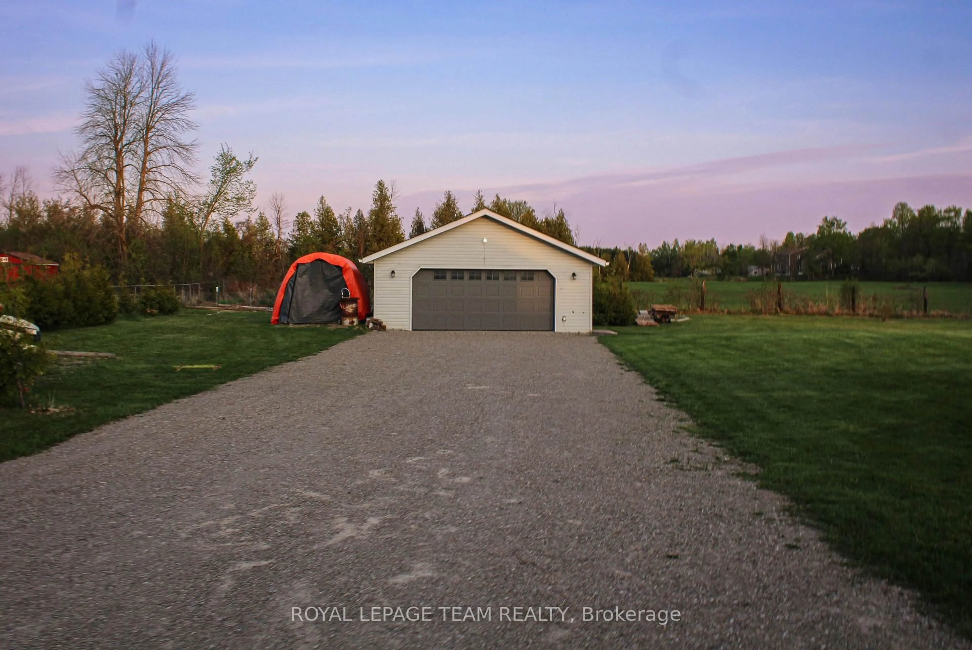 Indoor garage for 955 Macpherson Rd, Smiths Falls Ontario K7A 4S4