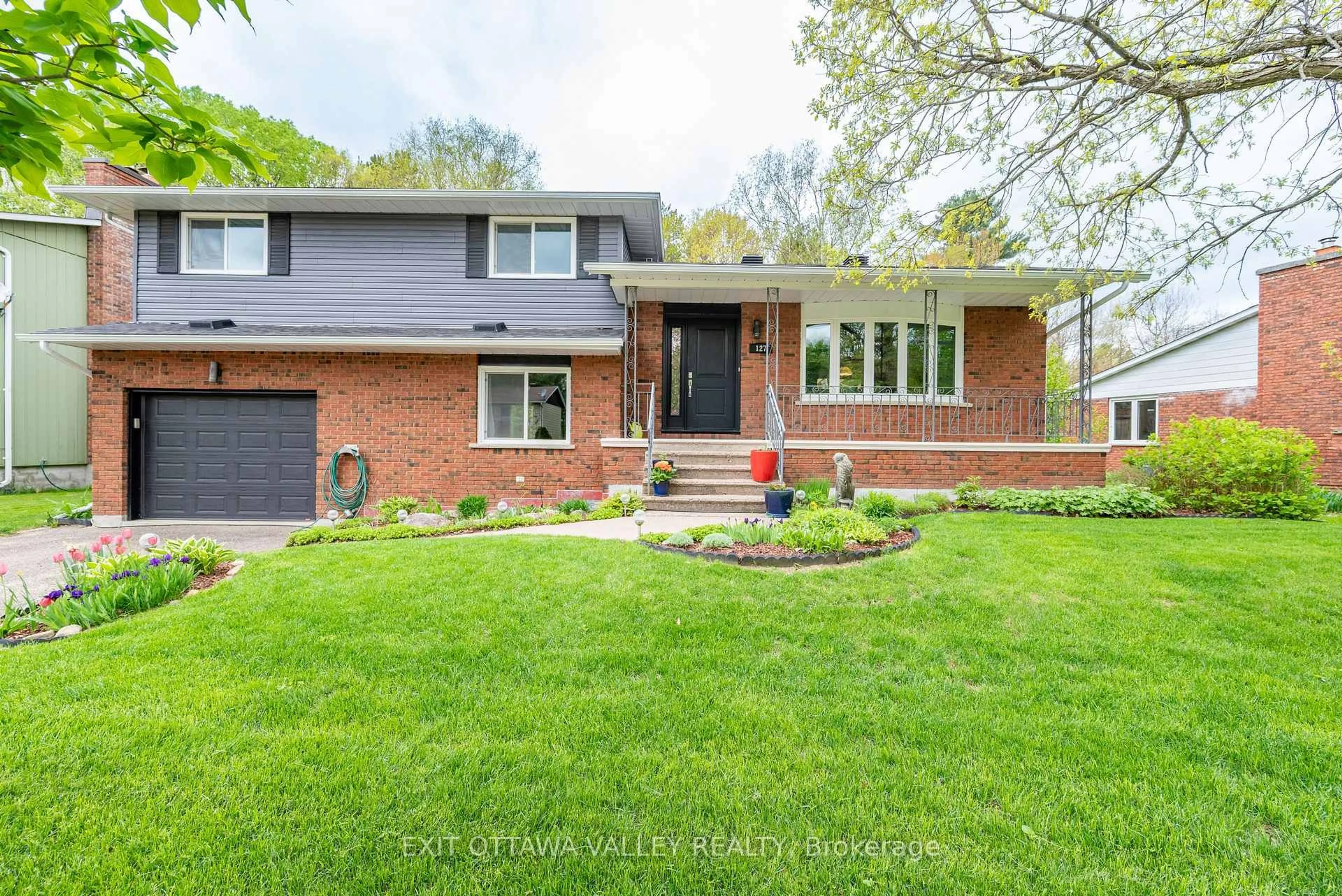 Home with brick exterior material, street for 127 Frontenac Cres, Deep River Ontario K0J 1P0