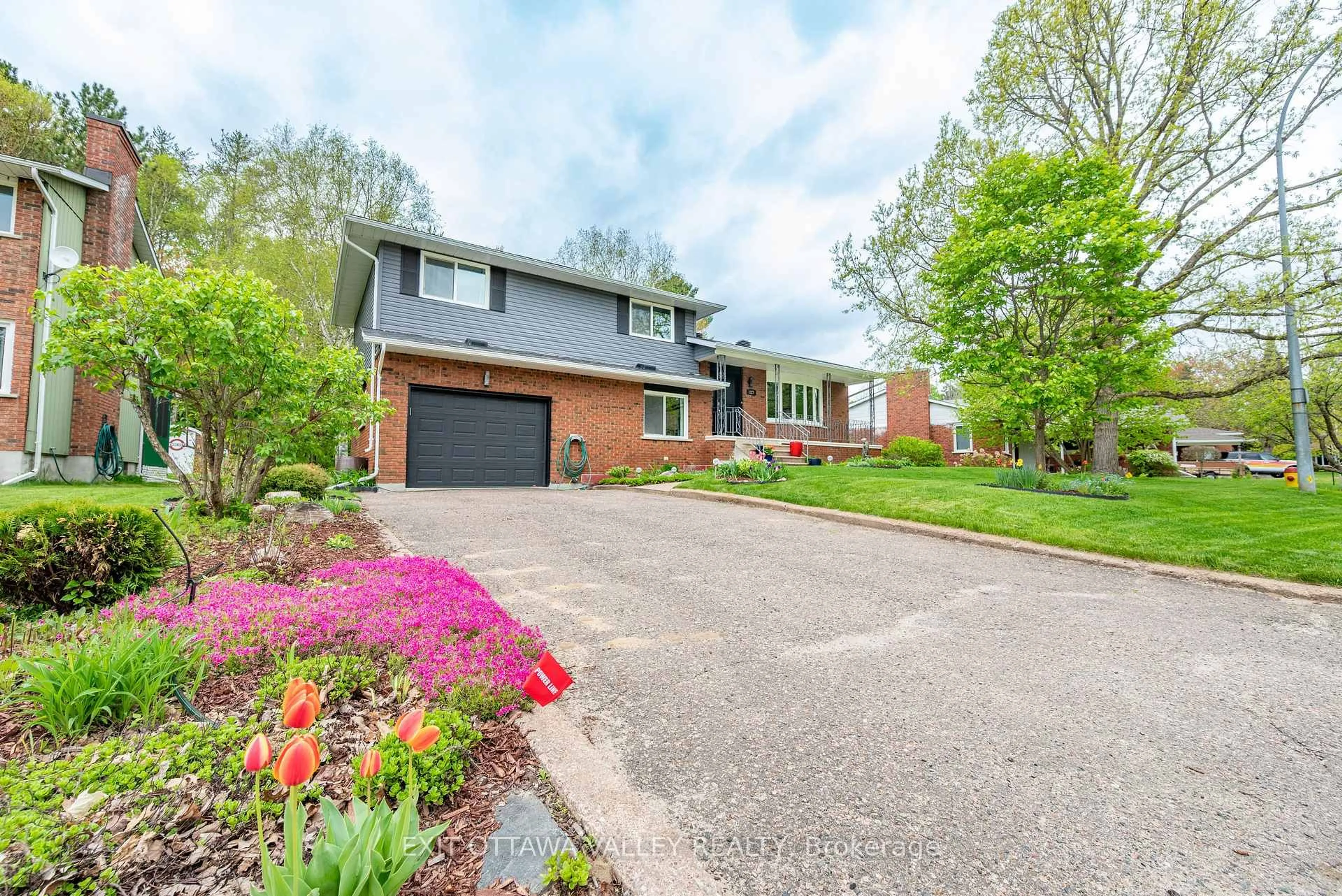 Home with brick exterior material, street for 127 Frontenac Cres, Deep River Ontario K0J 1P0