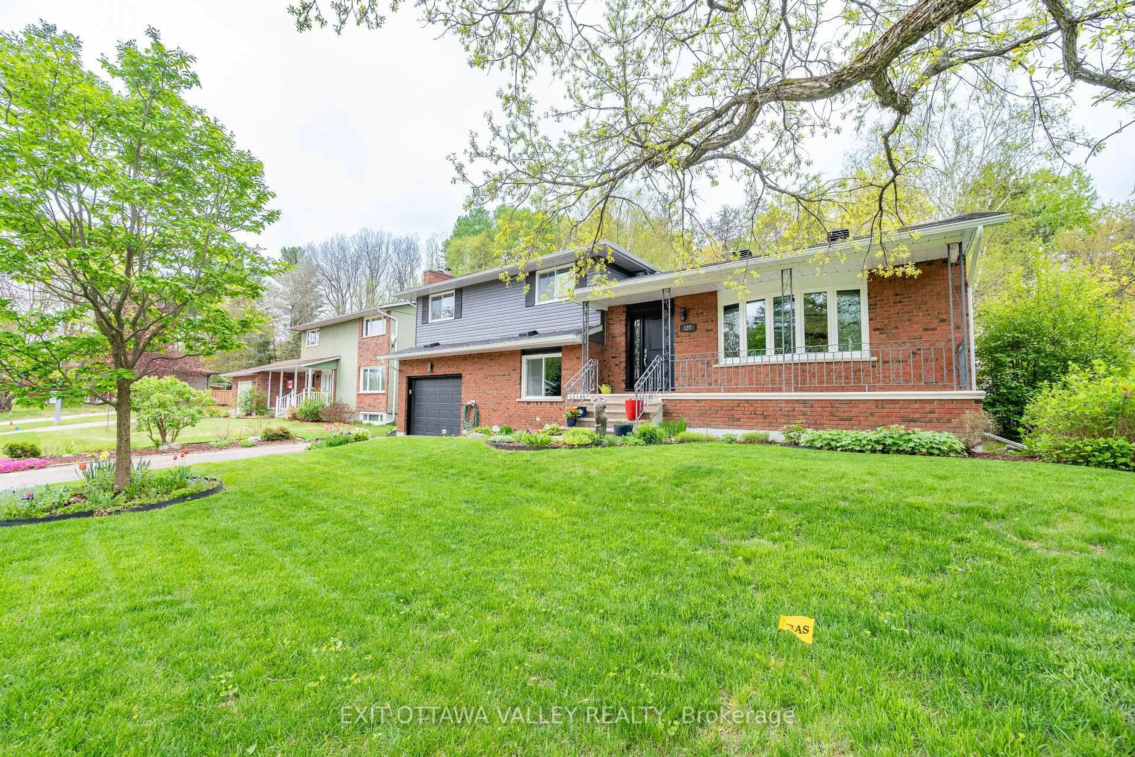 Home with brick exterior material, street for 127 Frontenac Cres, Deep River Ontario K0J 1P0