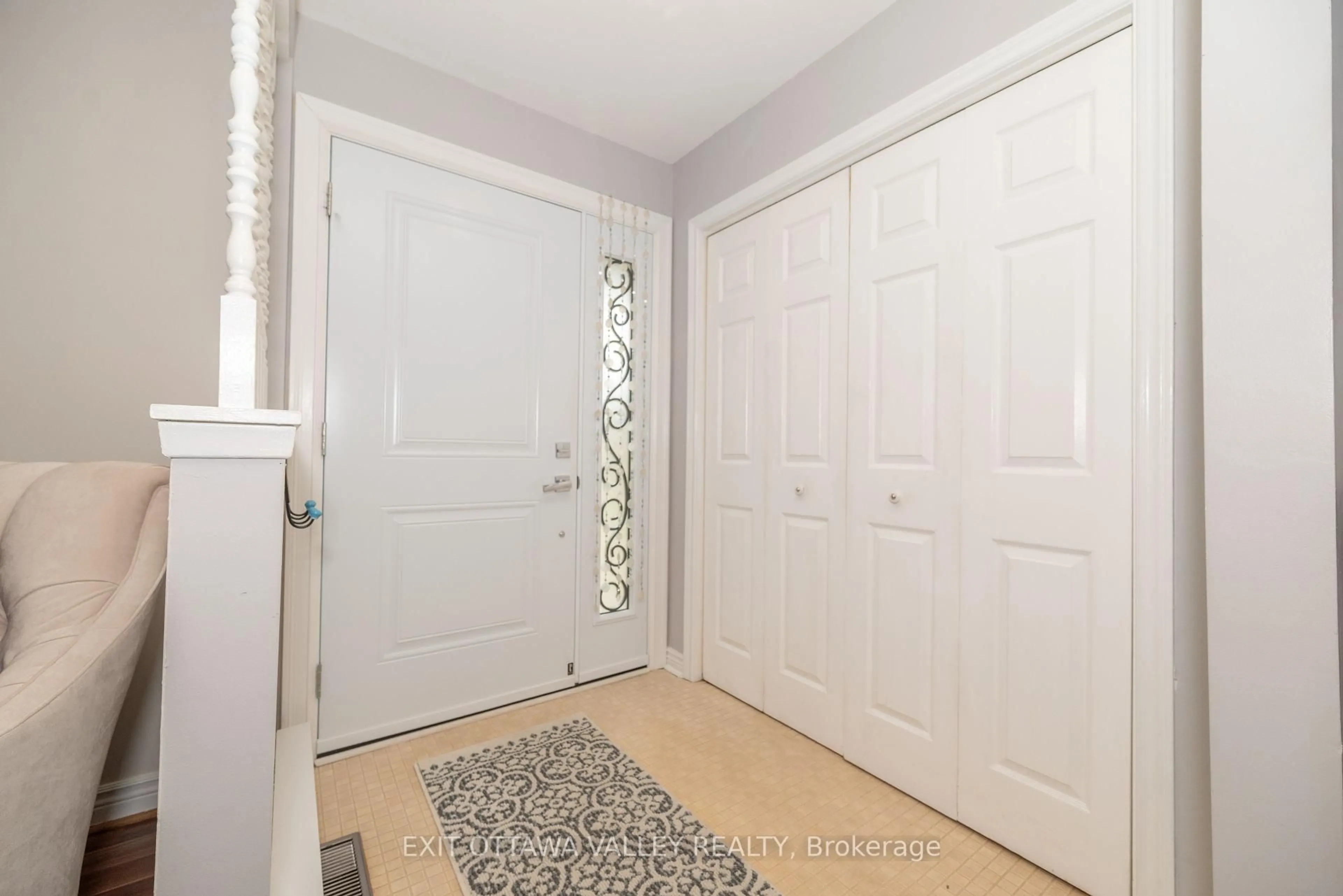 Indoor entryway for 127 Frontenac Cres, Deep River Ontario K0J 1P0