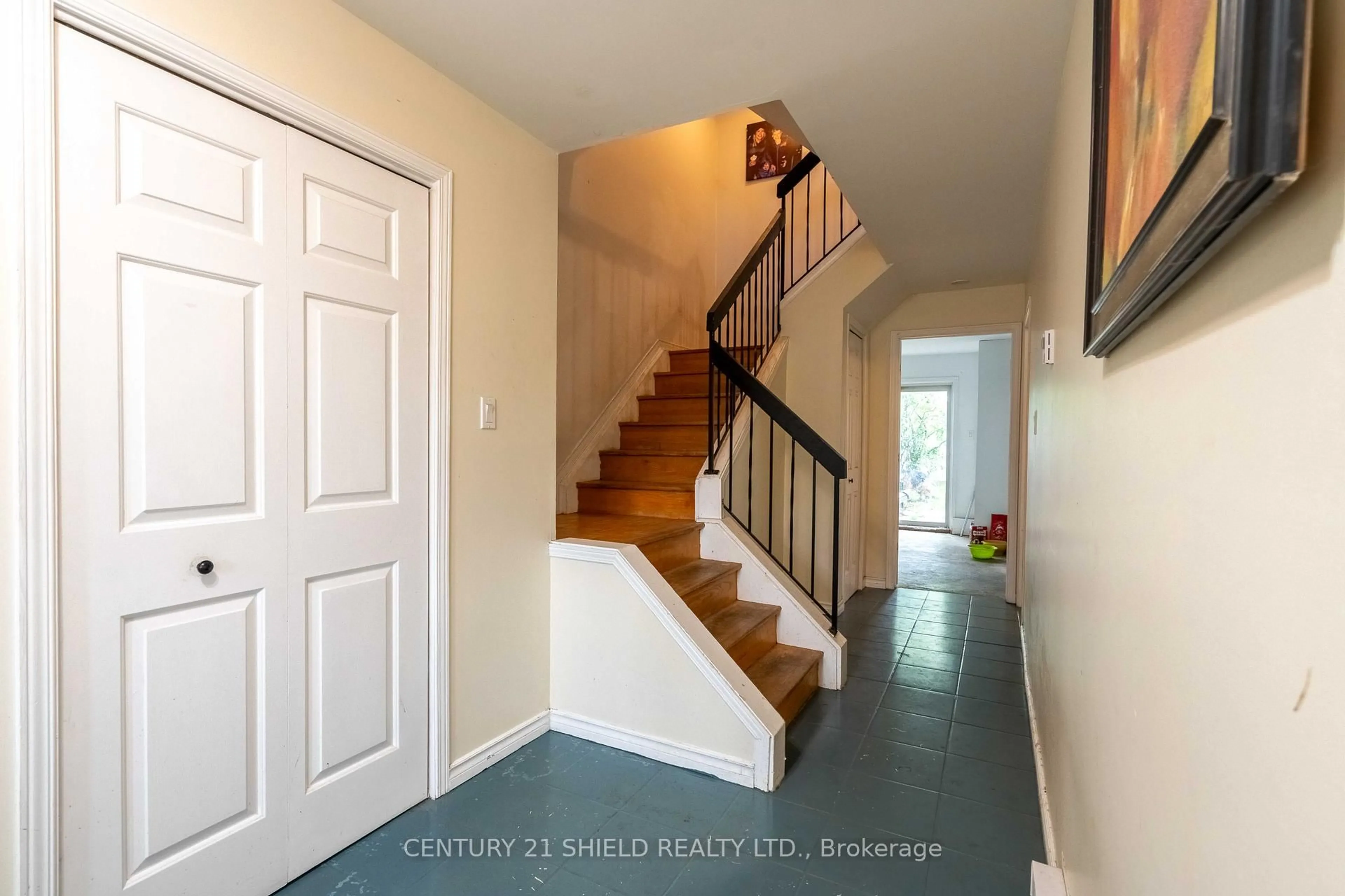 Indoor entryway for 1707 Donald Ave, Cornwall Ontario K6J 5R7