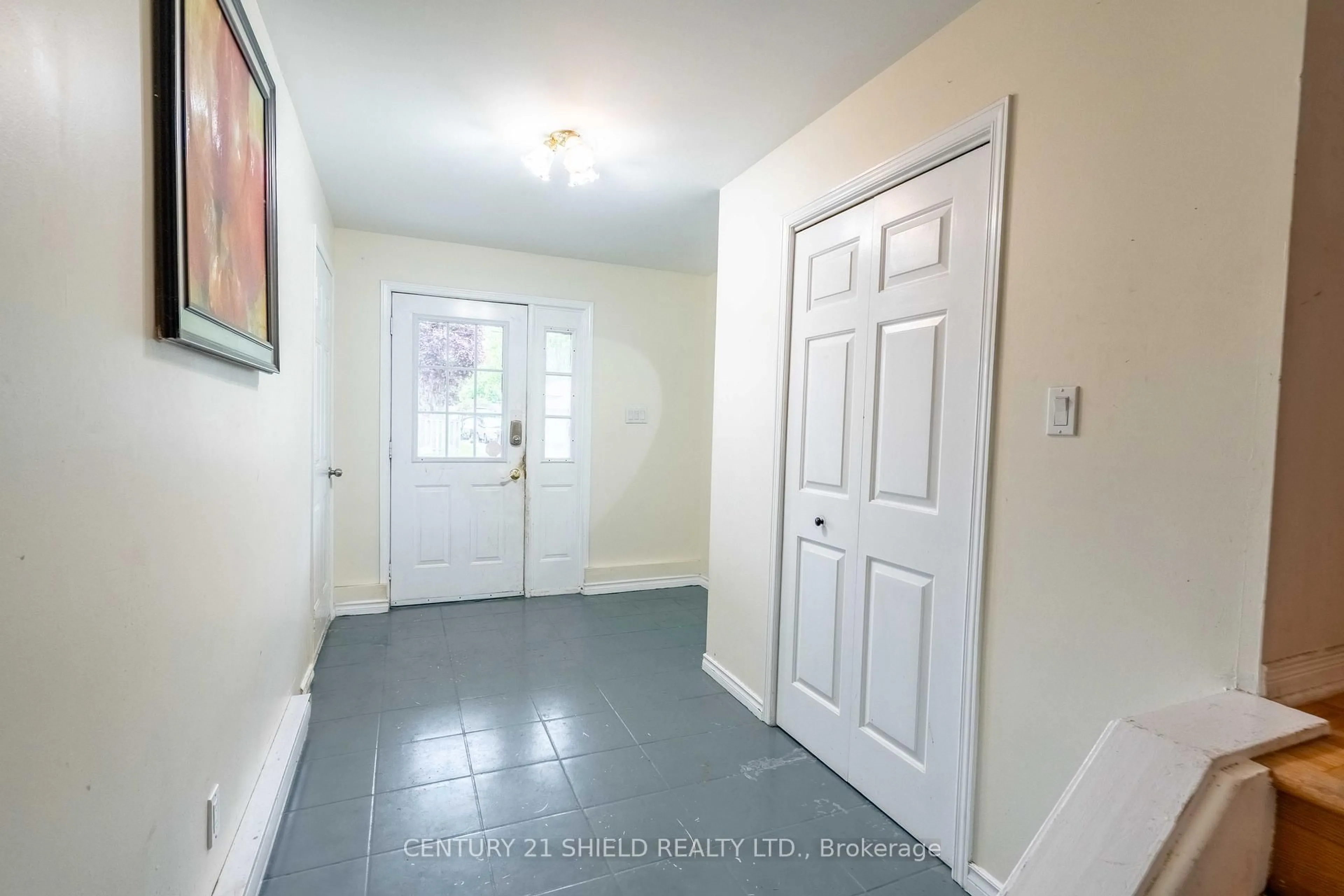 Indoor entryway for 1707 Donald Ave, Cornwall Ontario K6J 5R7