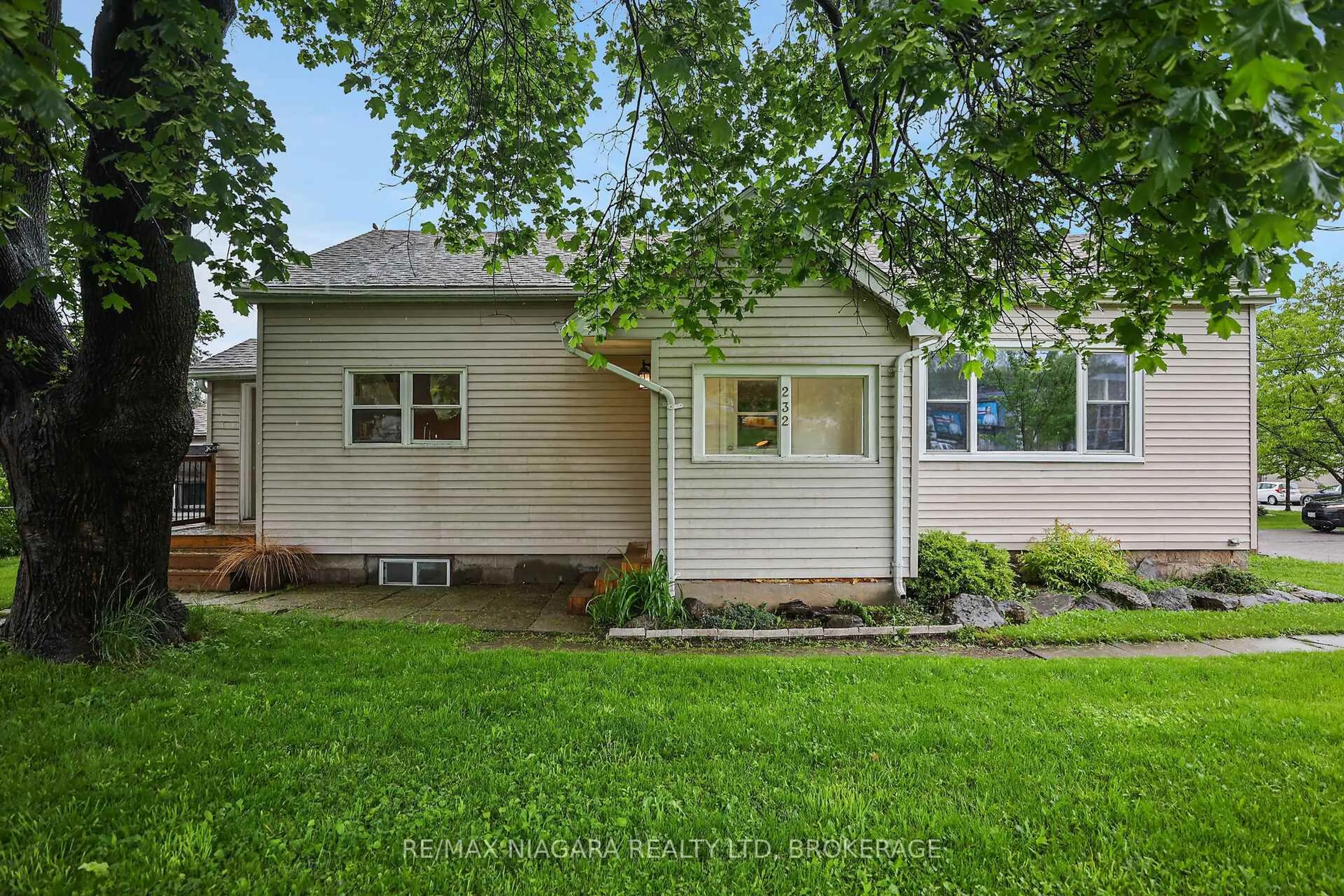 Home with vinyl exterior material, street for 232 Merritt St, St. Catharines Ontario L2T 1J8