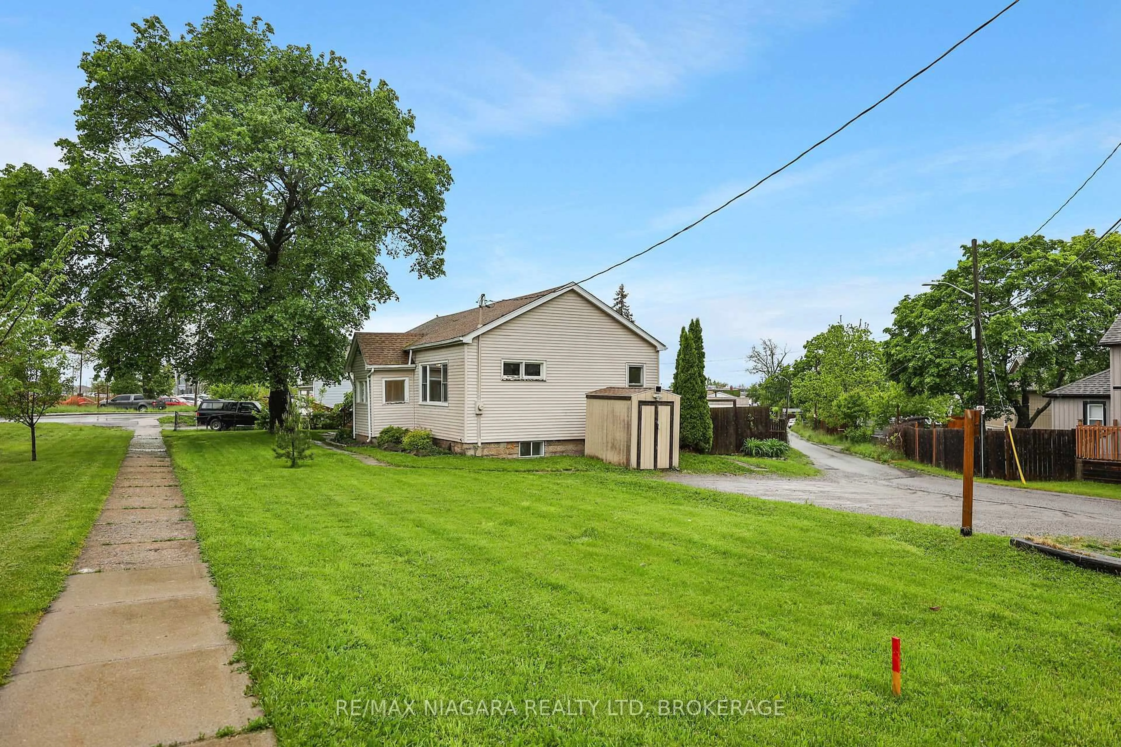A pic from outside/outdoor area/front of a property/back of a property/a pic from drone, street for 232 Merritt St, St. Catharines Ontario L2T 1J8