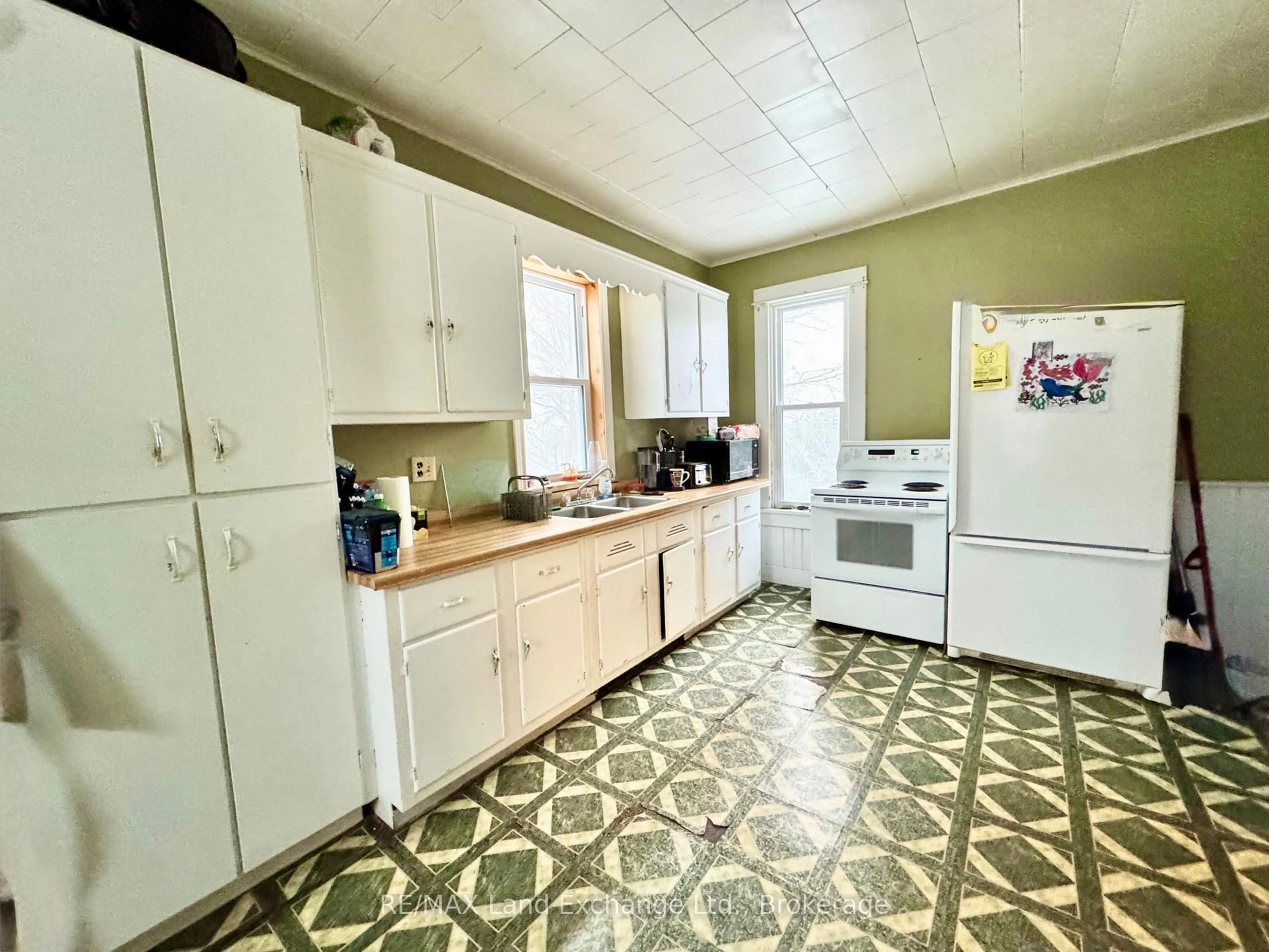 Standard kitchen, ceramic/tile floor for 79 Albert St, Saugeen Shores Ontario N0H 2L0