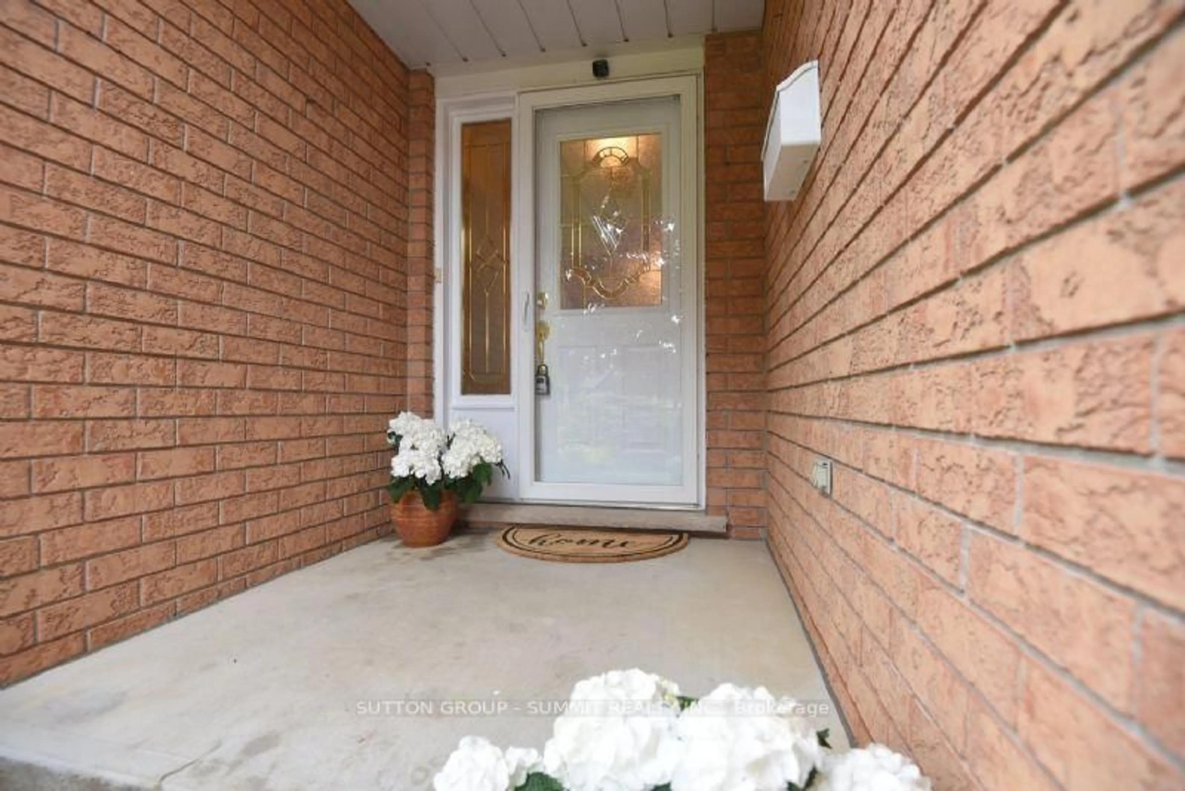 Indoor entryway for 9 Premier Rd, Hamilton Ontario L8B 0B9