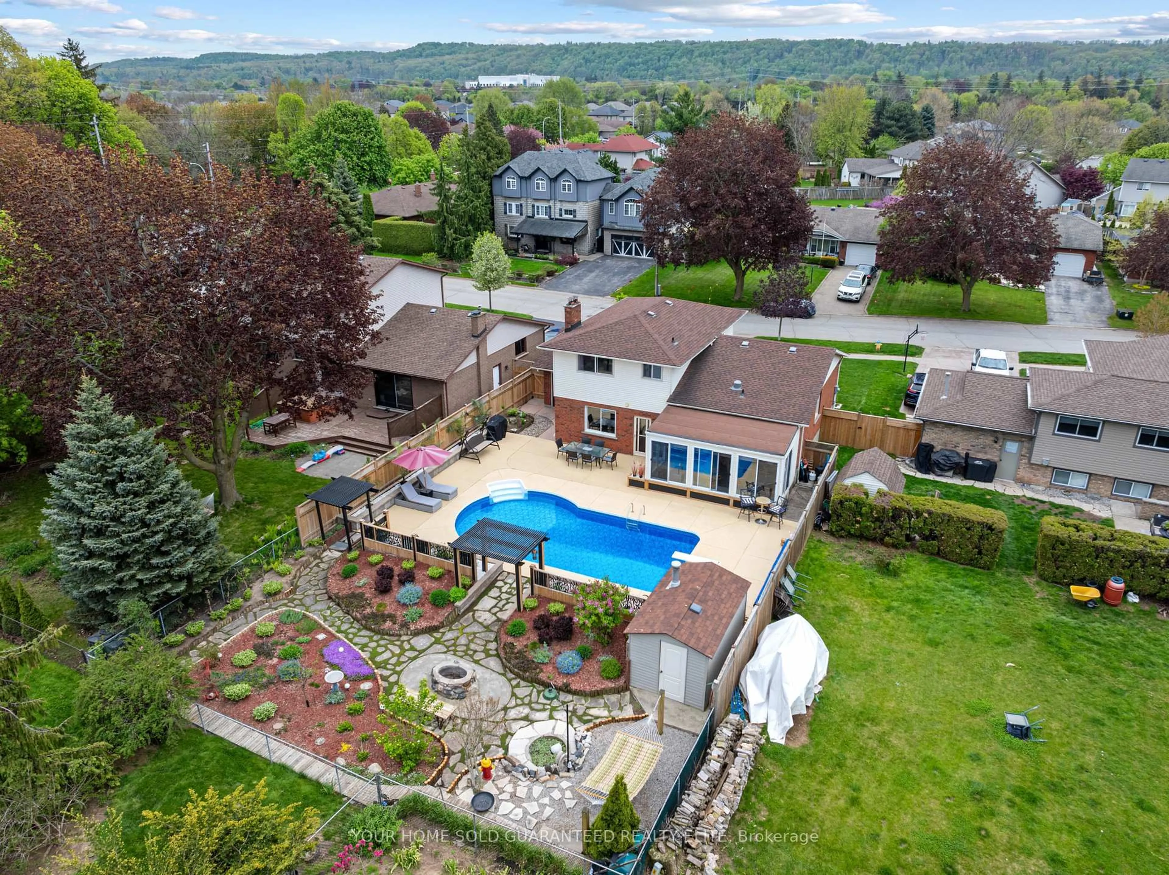 A pic from outside/outdoor area/front of a property/back of a property/a pic from drone, water/lake/river/ocean view for 6 Margaret Ave, Grimsby Ontario L3M 4S1