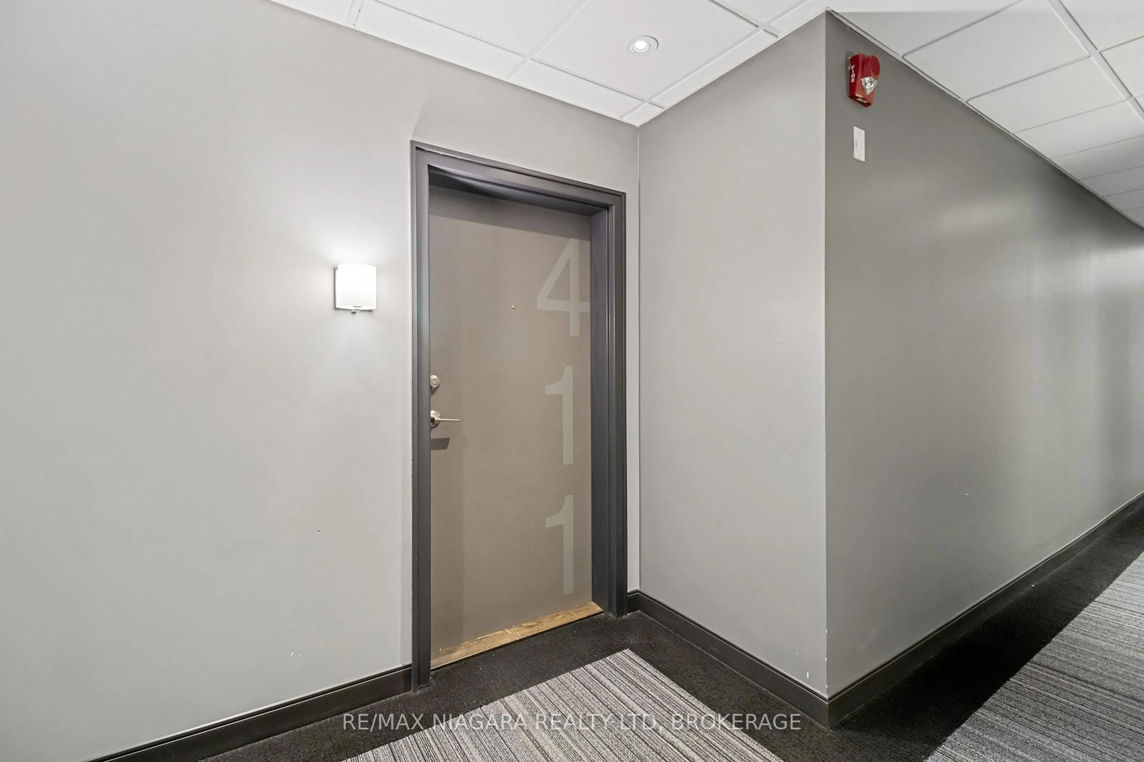 Indoor foyer for 520 North Service Rd #411, Grimsby Ontario L3M 4E8
