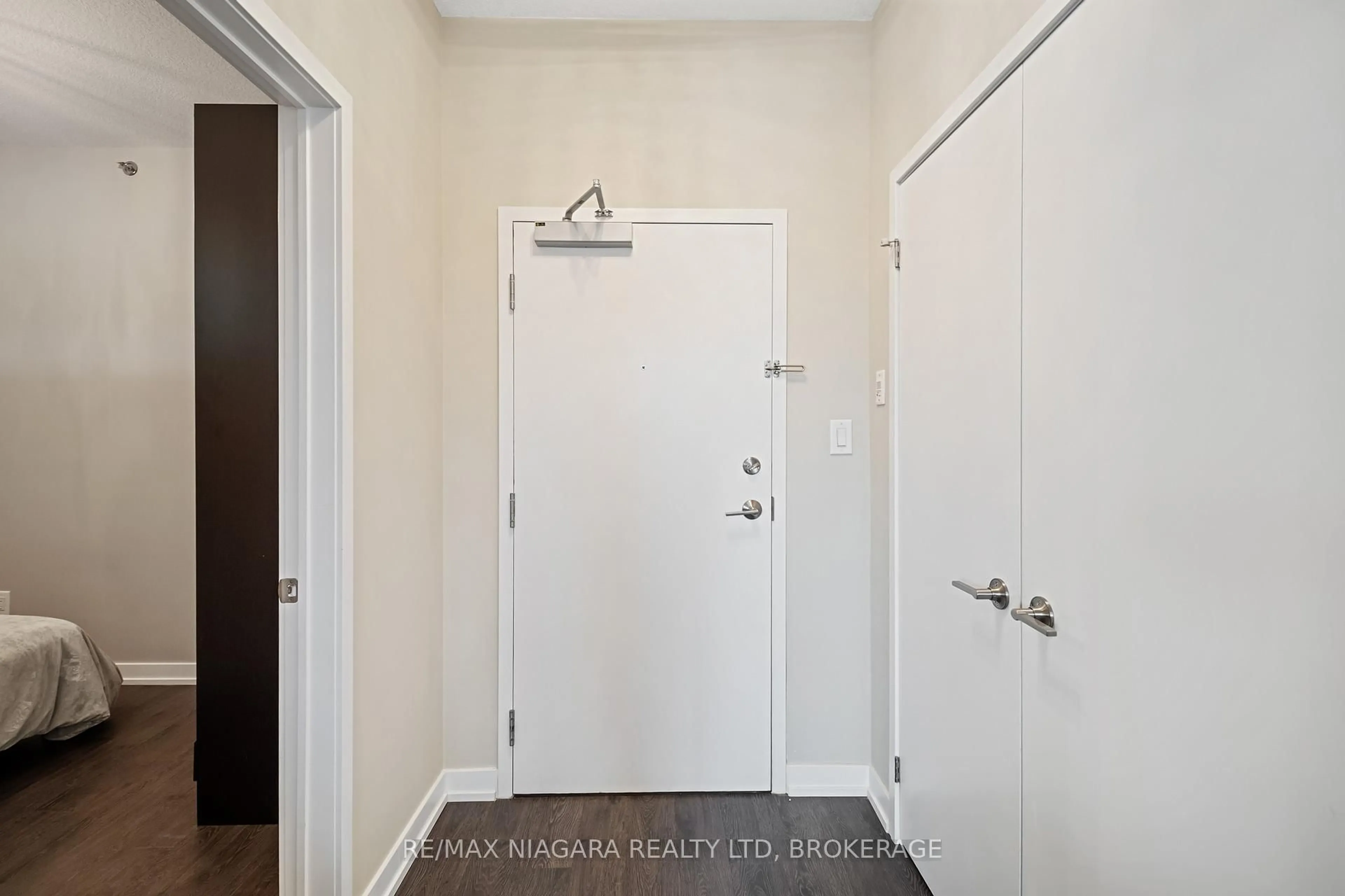 Indoor entryway for 520 North Service Rd #411, Grimsby Ontario L3M 4E8