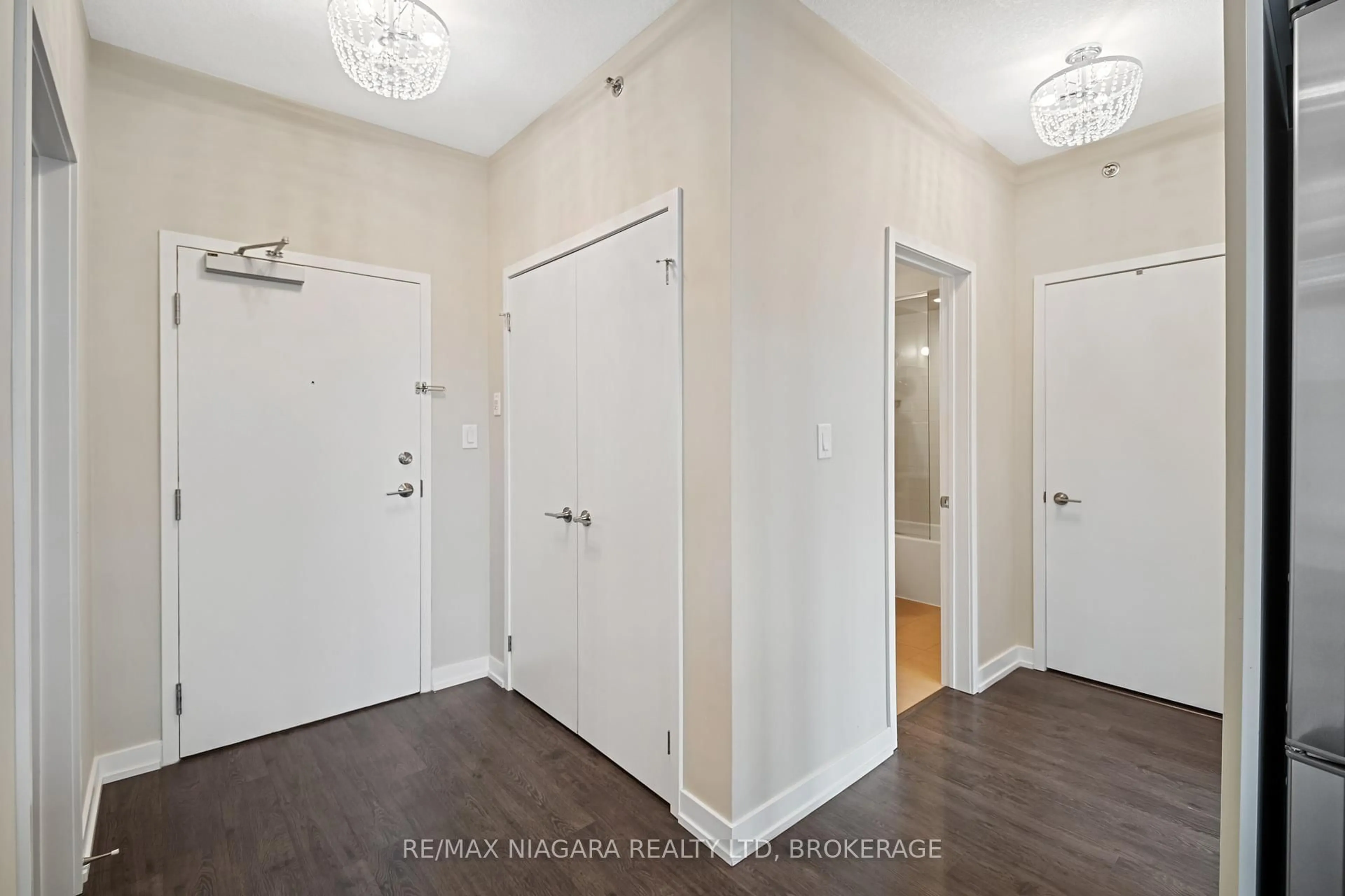 Indoor entryway for 520 North Service Rd #411, Grimsby Ontario L3M 4E8