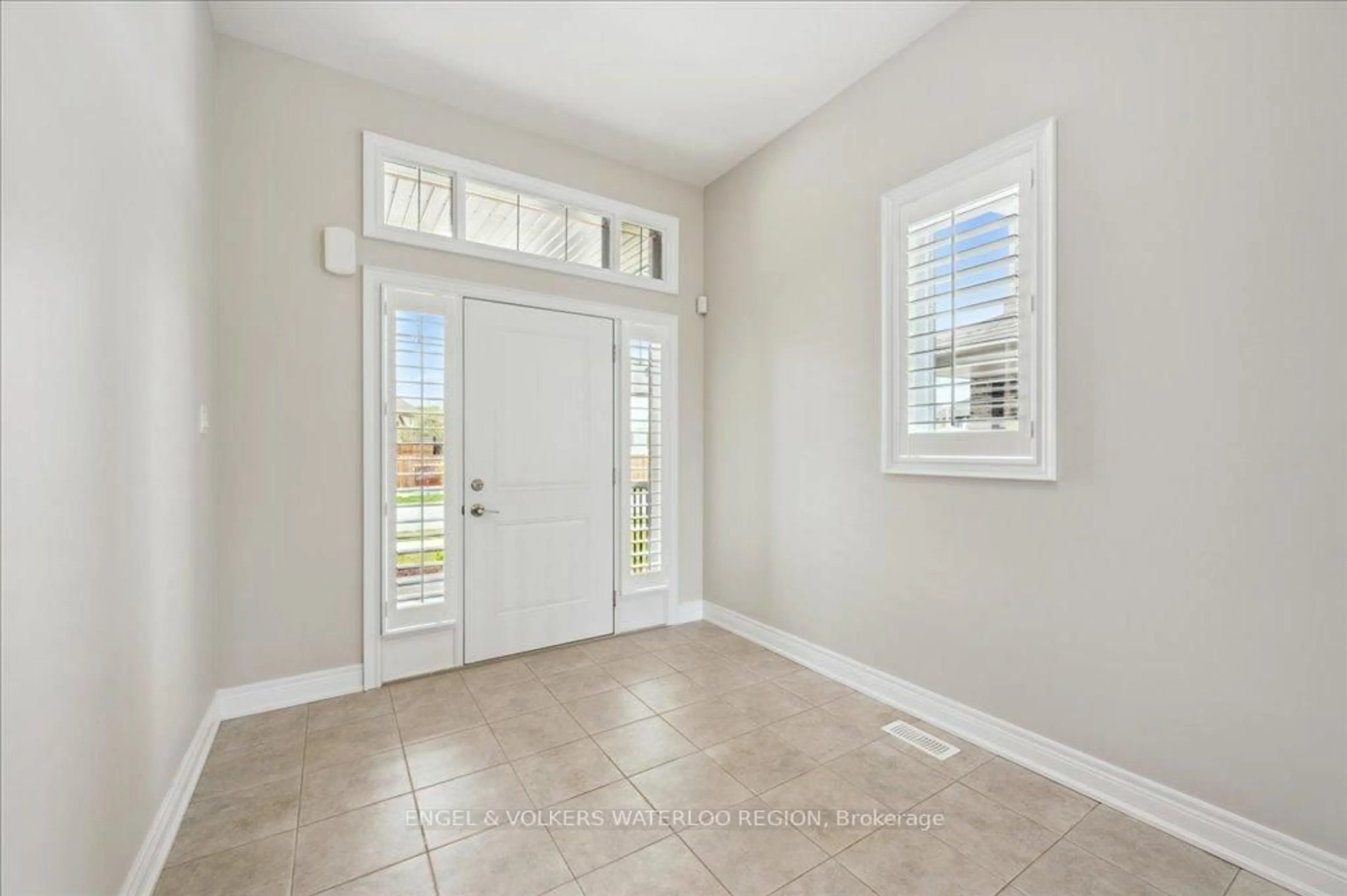Indoor entryway for 304 Carriage Way, Waterloo Ontario N2K 0C2