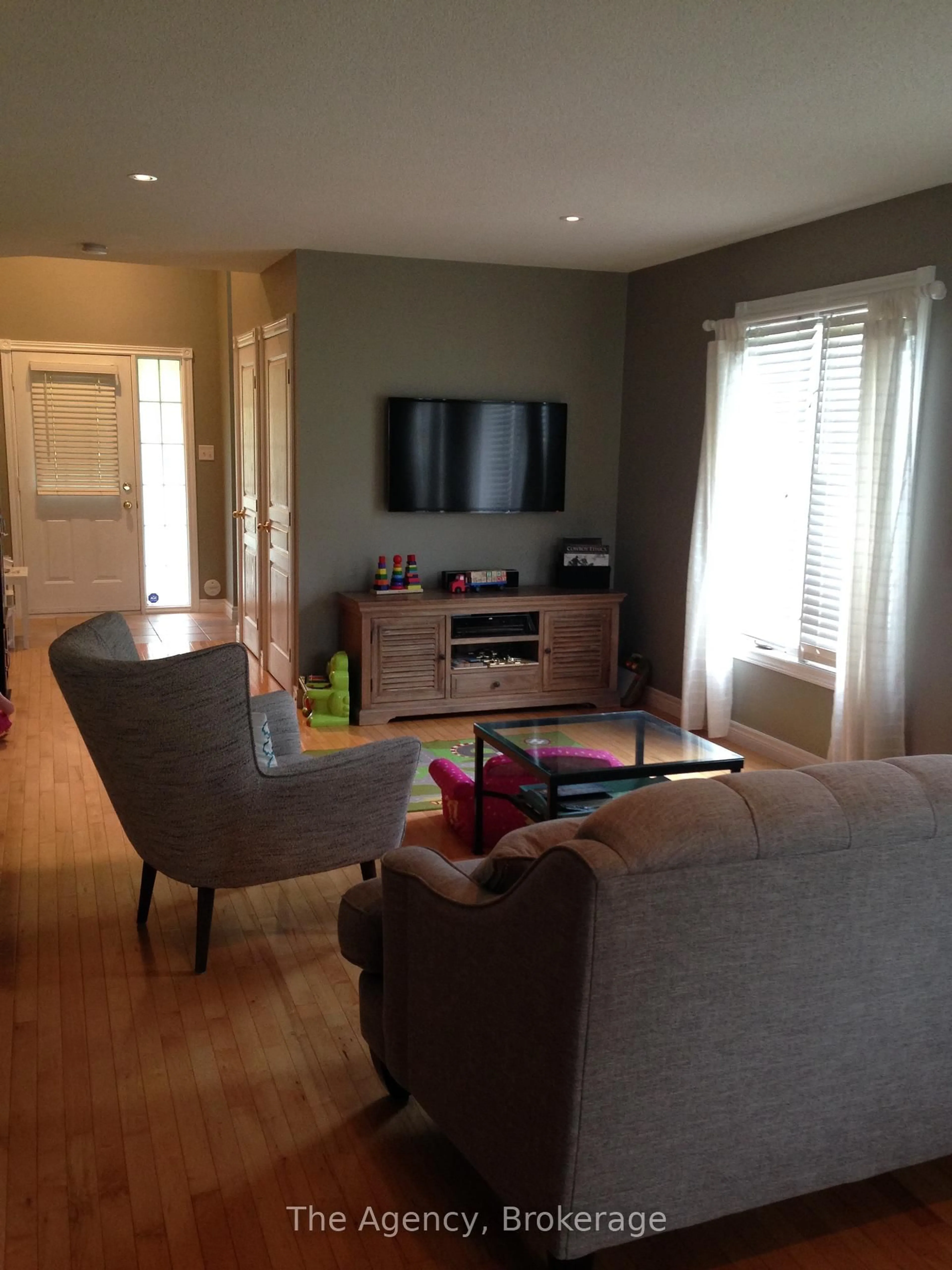 Living room with furniture, wood/laminate floor for 189 Livingston Ave, Grimsby Ontario L3M 5M3