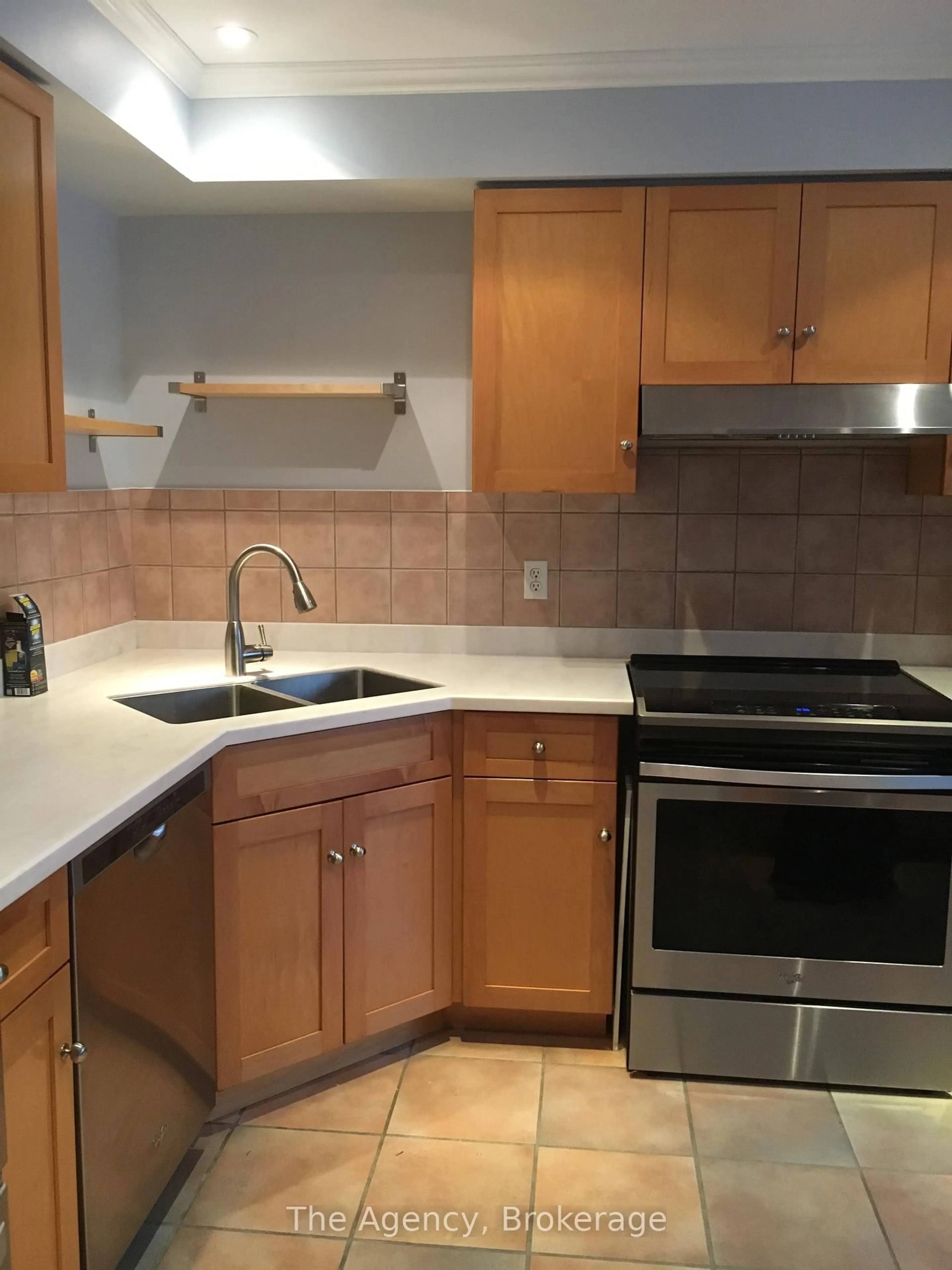 Standard kitchen, ceramic/tile floor for 189 Livingston Ave, Grimsby Ontario L3M 5M3