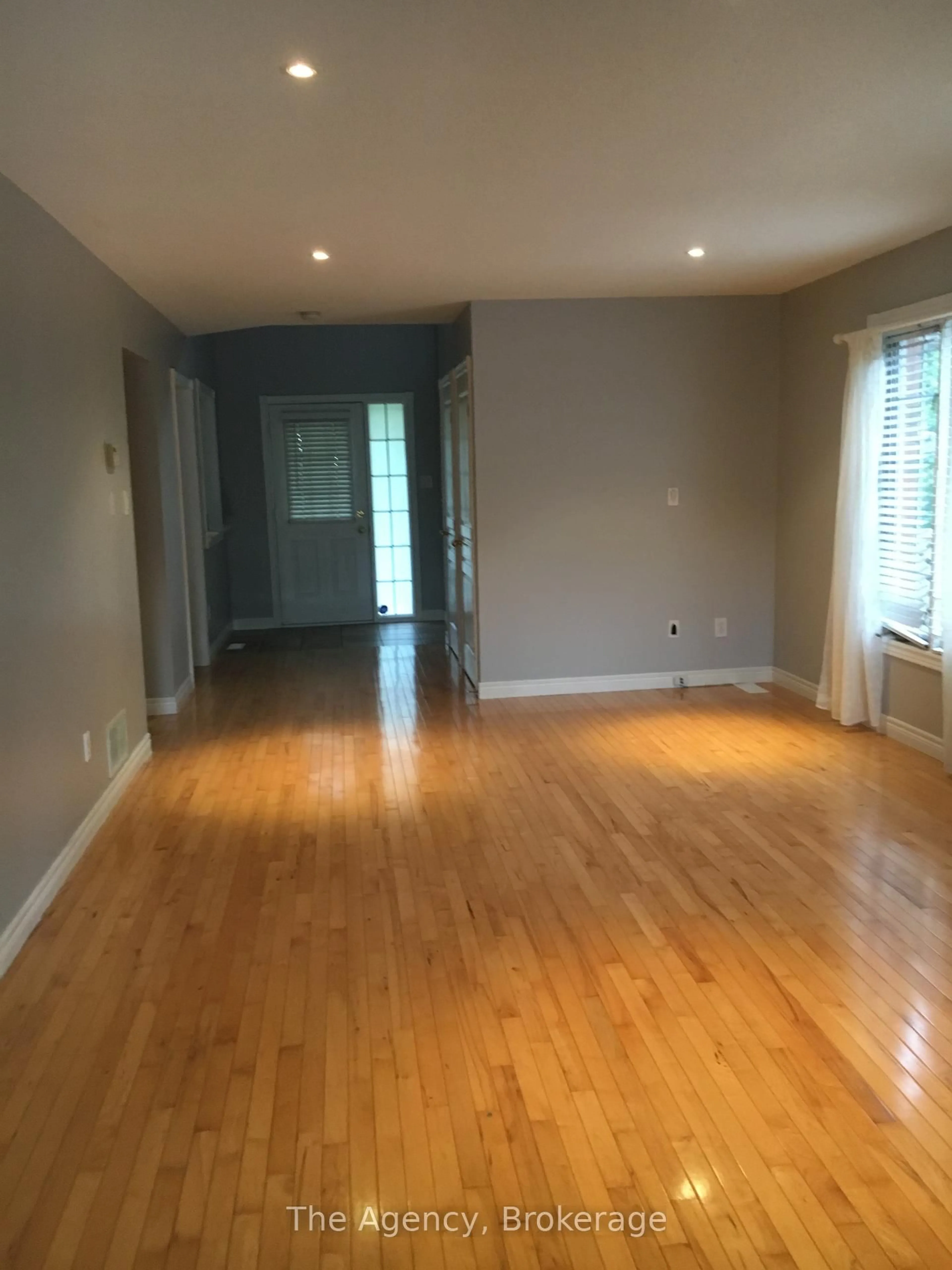 A pic of a room for 189 Livingston Ave, Grimsby Ontario L3M 5M3