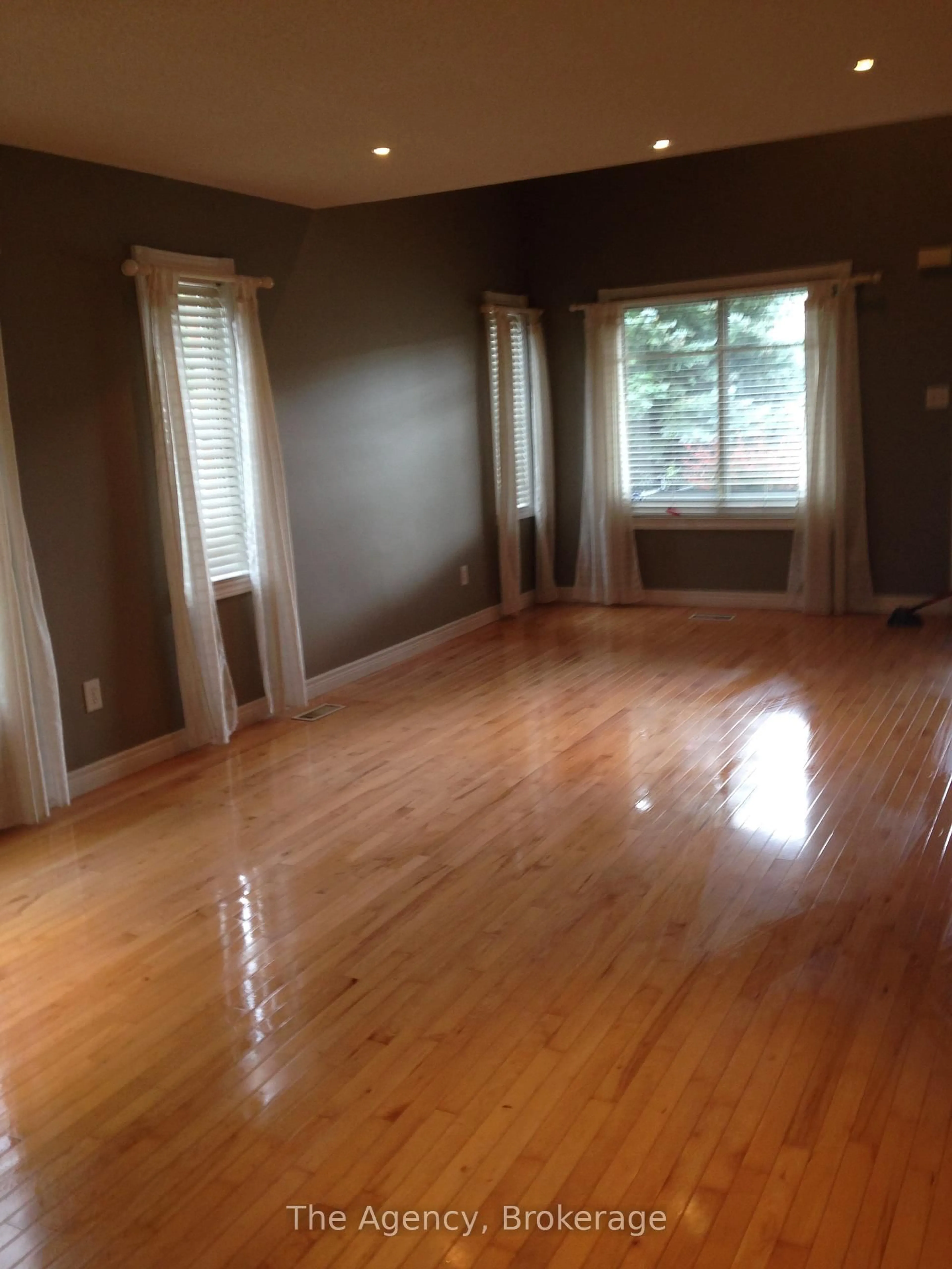 A pic of a room for 189 Livingston Ave, Grimsby Ontario L3M 5M3