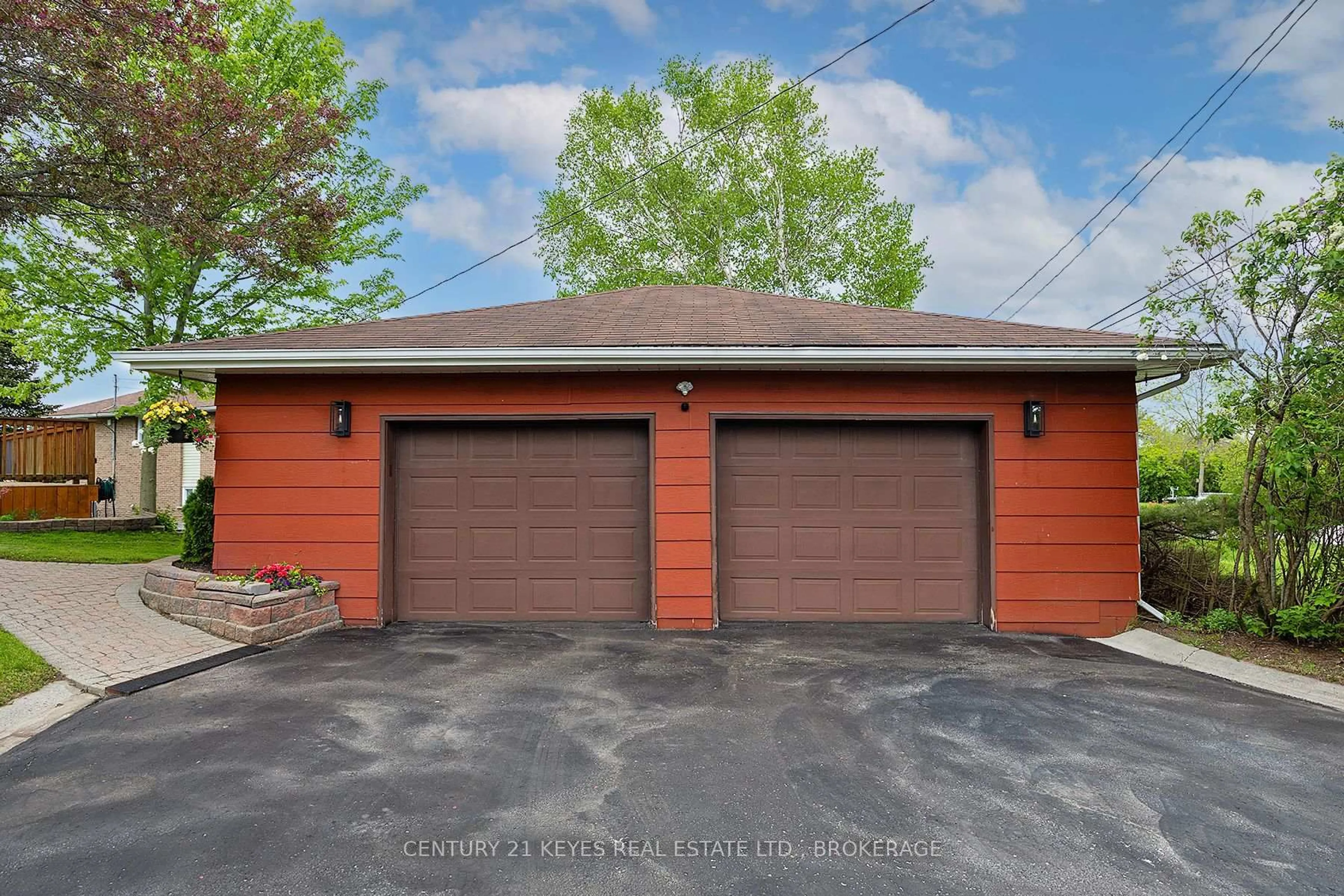 Indoor garage for 38 Willowbank Rd, Front of Leeds & Seeleys Bay Ontario K7G 2V5