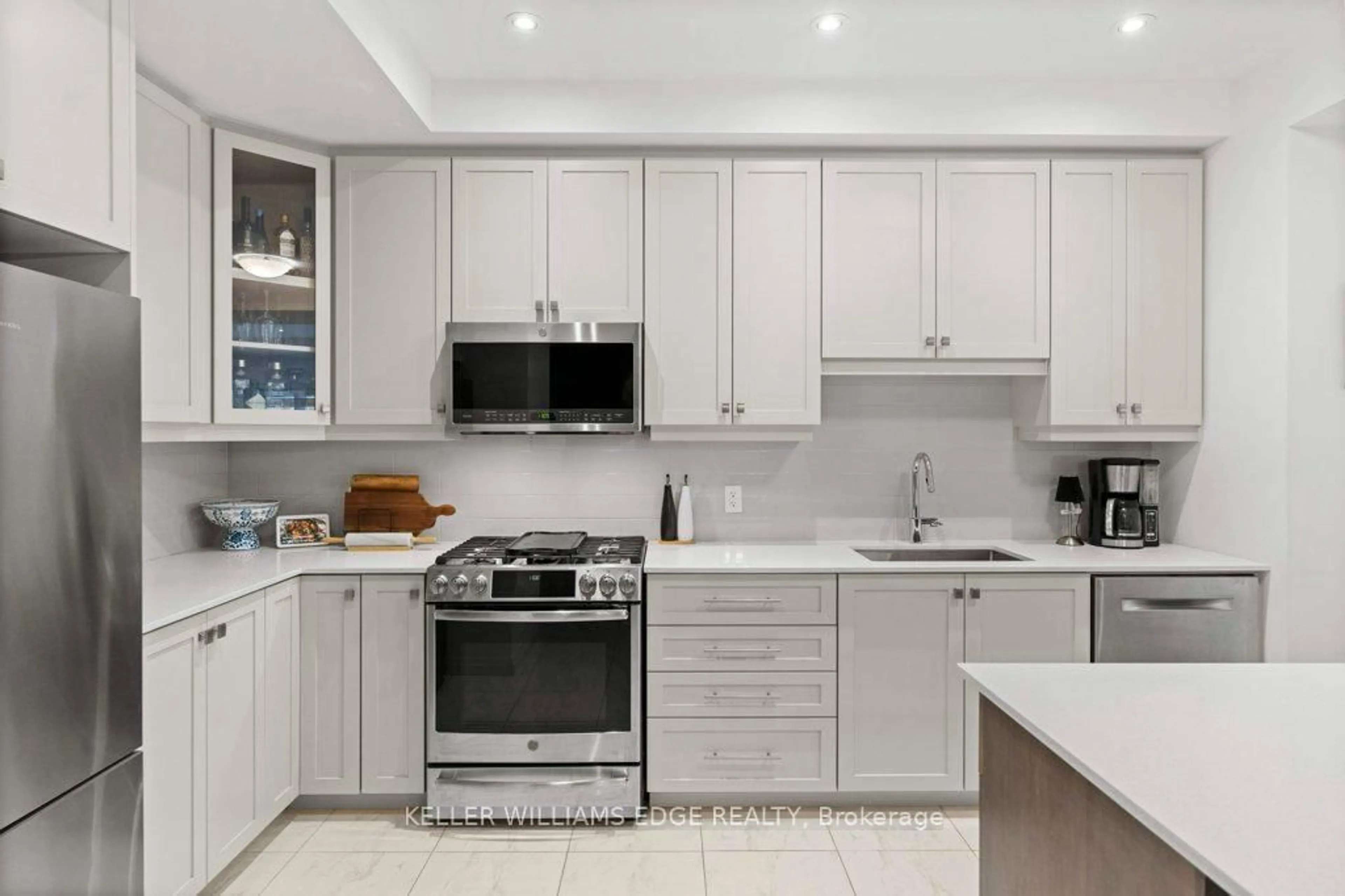 Contemporary kitchen, ceramic/tile floor for 30 Times Square Blvd #35, Hamilton Ontario L8J 0L8