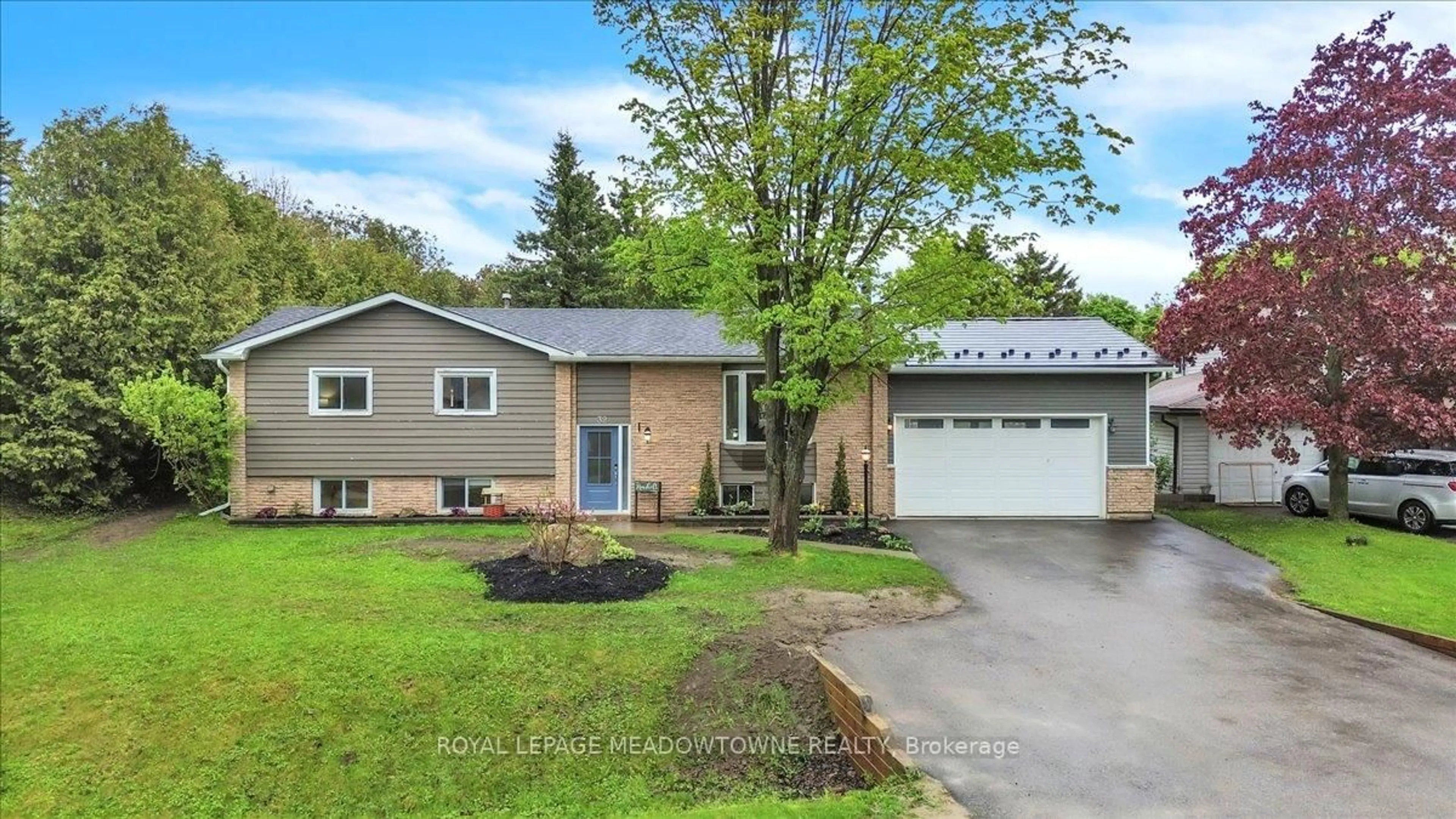 Home with vinyl exterior material, street for 32 Douglas Cres, Erin Ontario N0B 1Z0