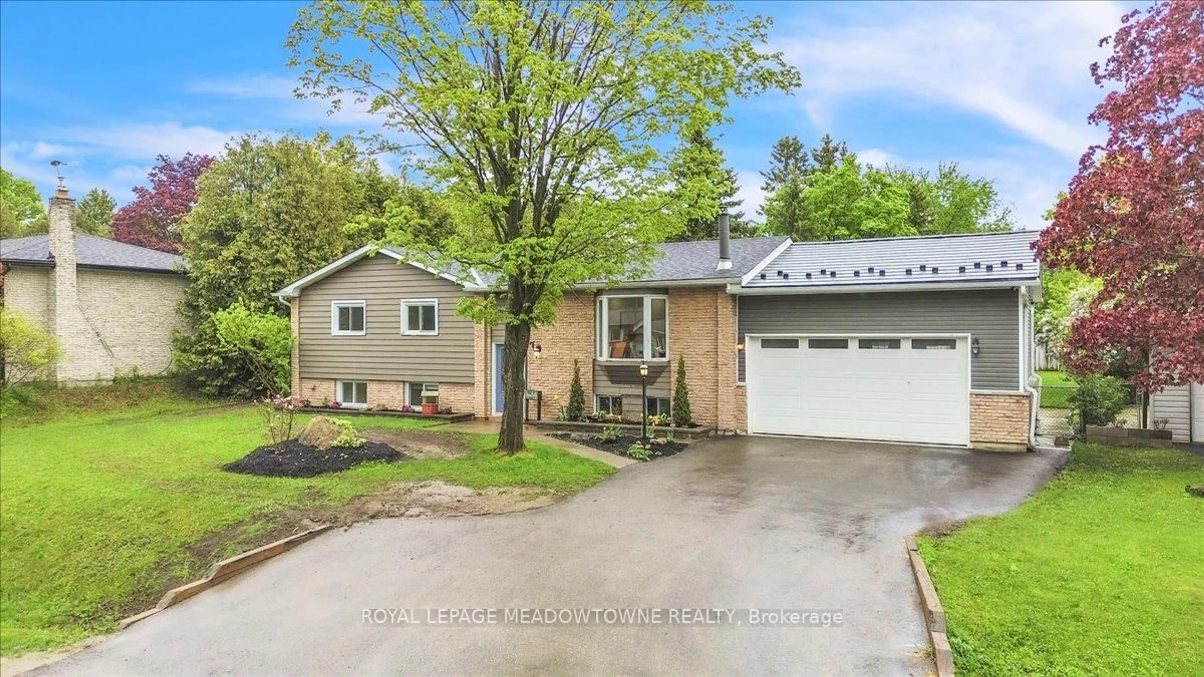 A pic from outside/outdoor area/front of a property/back of a property/a pic from drone, street for 32 Douglas Cres, Erin Ontario N0B 1Z0