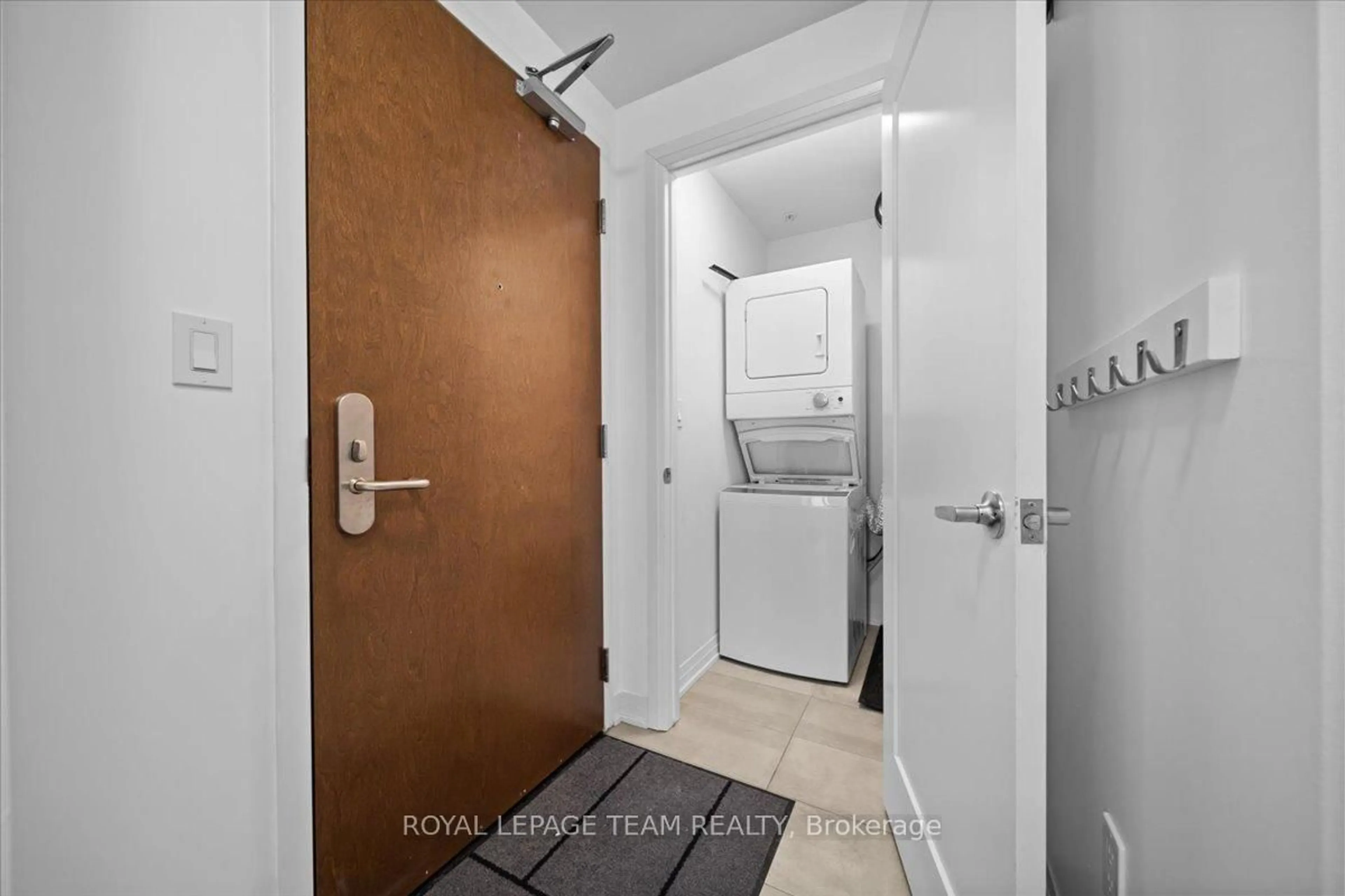 Indoor entryway for 805 Carling Ave #3301, Ottawa Ontario K1S 5W9